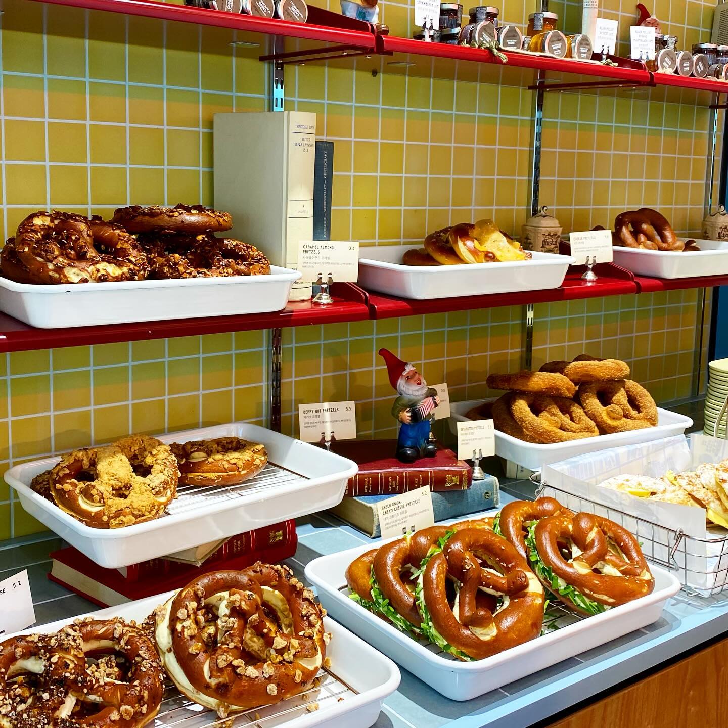 #성수동카페 #브라우터 🥨
#프레첼 

🫶대파 크림치즈 프레첼 5,800원
햄 치즈 샌드위치 5,800원
시나몬 프레첼 3,800원

4층 규모 #뚝섬역카페 
아늑한 우드톤의 빈티지한 인테리어 감성🪑🪟🕰️
감각적인 소품 배치로 포토존👍
#성수동데이트 추천💛

질기거나 딱딱하지 않은 부드러운 프레첼👏
개인적으로 대파 크림치즈 🥇등🥨
느끼하거나 자극적이지 않고 깔끔한 맛‼️
큰 사이즈로 식사 대용 가능🤍

주소: 서울 성동구 왕십리로14길 28-21
영업시간: 매일 8:00-20:00
🔥19:30 라스트 오더
주차공간 없음❌