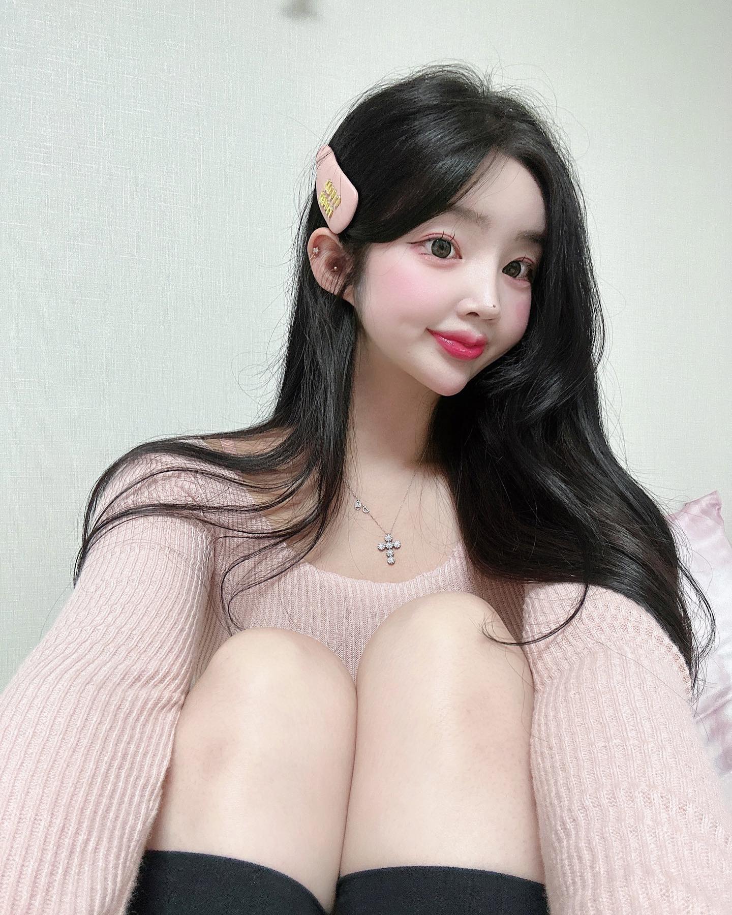 오늘은 유발 신오찌,, 핑크인간 나어때? 
혜알공구 #압박밴드 11/9-13까지만 ❤︎ 

제가 직접 착용해온 사진들 같이올려보아용 !
제 프로필 하이라이트 탭 압박밴드 동그라미 누르면
스토리모음에 무물도 있으니 참고하세용 ❤︎ ❤︎ 
프로필 인포크링크 타구들어가서 구매하시면됩니당 ! 

무발 (스킨/블랙) 유발(니삭스버전) 두가지 구성이구용 
세트구성이 더 저렴해요 ! ༼ つ ◕_◕ ༽つ 

🤍타사 제품과비교했을때 쫄림이 없어서 자꾸만 찾게됨 !!
🤍단계적 압박으로 다리구조에 맞는 설계!
🤍특허받은 입체패턴
🤍국내생산 / 합리적공구가
🤍복원력좋은 라이크라원단 사용 

평상시에 붓기, 다리라인에 고민이 많으셨던 팔로워분들이라면
꼭쟁여주세용 !! 사이트 정상가보다 훨 낮춰서데려왔어용 ! 
무발은 간단히 신을때! 유발은 니삭스 처럼 코디할때 신어주기 ❤︎ 

#압박밴드 #붓기관리 #뷰티인플루언서 #압박스타킹 #다리운동 #다리부종 #다리교정 #공구오픈