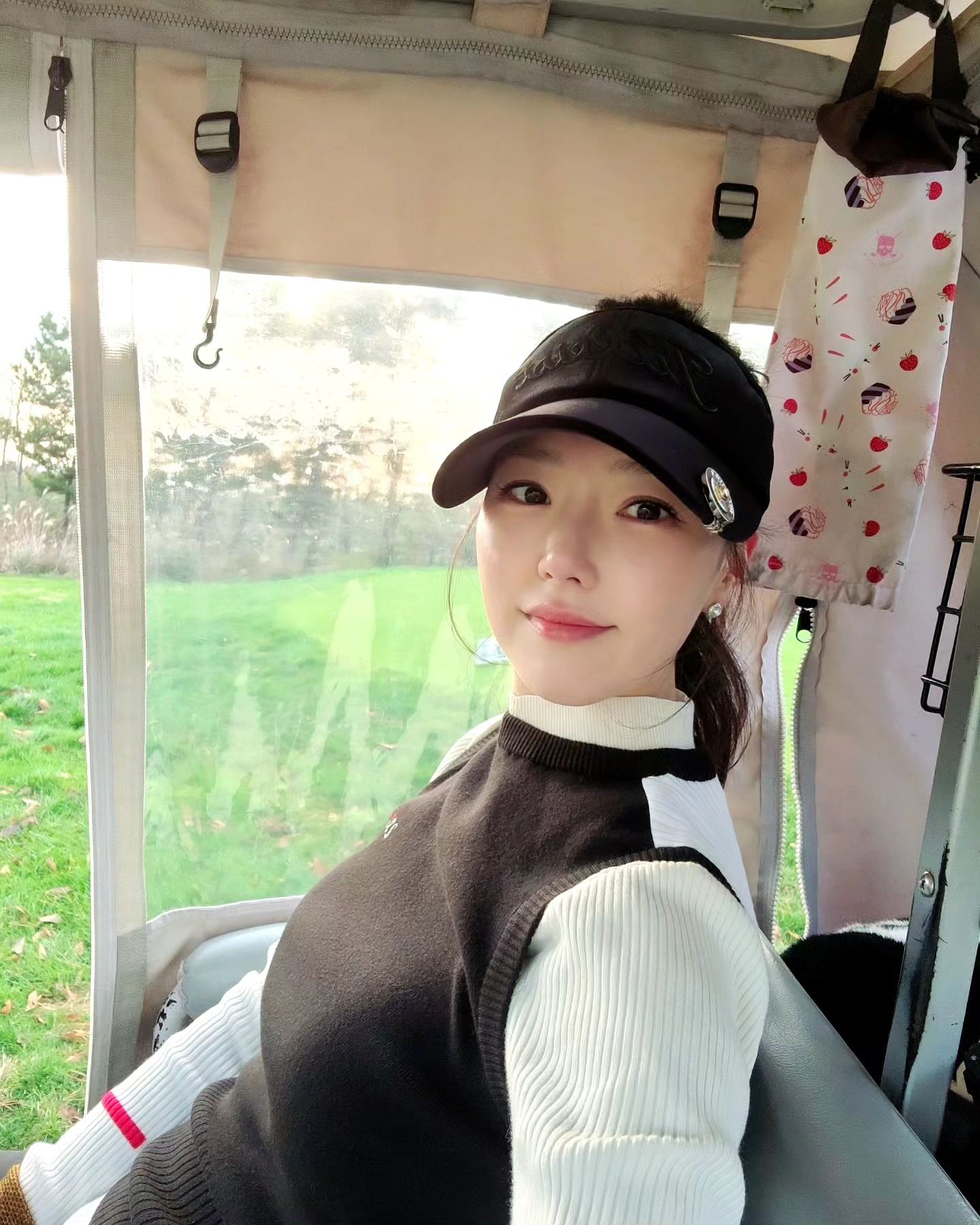 #골프

스트로크 쳐서 14만원 땄어요🤟

바람이 꽤 부는 날이었는데 나름 스코어도 선방😊

#굴림채퍼터 덕분에

15미터 롱퍼팅도 한번에 성공🙊🩷

1등해서 동반자 대리비 챙겨주는 기분,

나쁘지 않네🤭🤭

.

#판돈올려