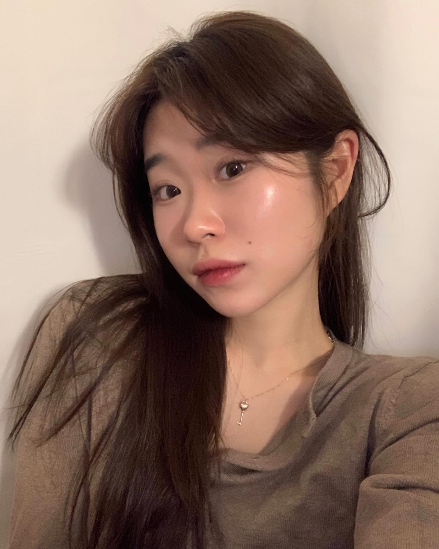 아무래도 내 행복은 좋아하는걸 먹는데서 오는거같다...🤍 
혹시 익선동 골목길에 #종로할머니칼국수 아시는분 계시나요...?ㅎㅎ 저 진짜 집에서 1시간 넘게 걸리는데 먹구싶어서 달려갈 지경.... 여름에 비빔국수 하시는데 그게 사실 원탑이구 칼국수랑 만두도 체고에요.. (내가 이렇게까지 맛집을 추천한적이 있었던가) 저에게 익선동=칼국수 이거입니닼ㅋㅋㅋㅋㅋㅋ