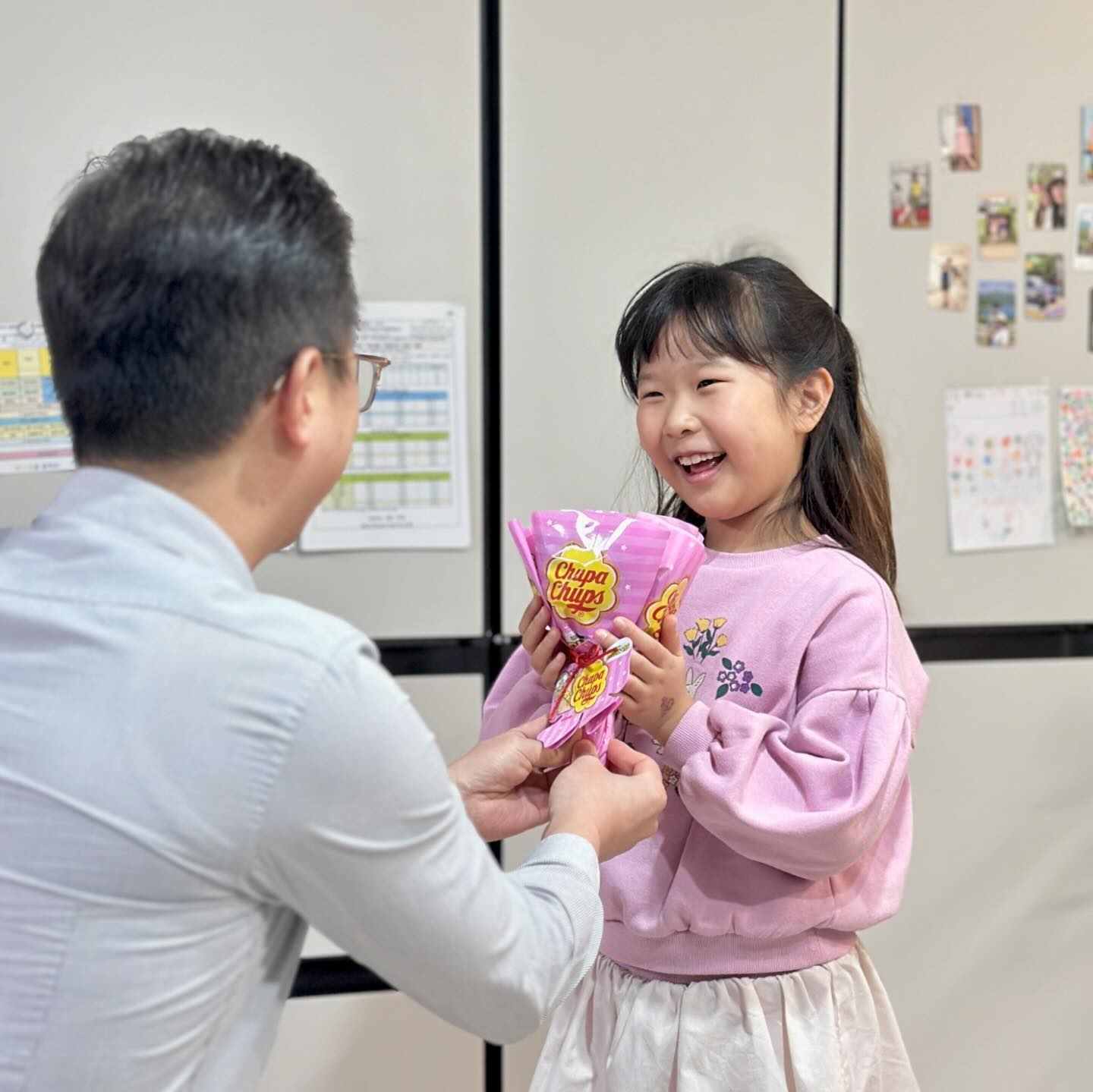 🍭
아빠의 서프라이즈 선물 
이렇게 방긋 해맑을 일이야?

내꺼도 있긴 했다만,
오자마자 임리부터 주고ㅋㅋ
엄마… 첨으로 딸에게 질투해봄!🤣🤣

당 떨어질때마다
한개씩 꺼내먹을께요.
🩷쌩유🩷

#화이트데이에는반짝이는걸사주는거라구
#화이트데이 #츄파츕스 #리안아 #아빠가져라 ㅎㅎ