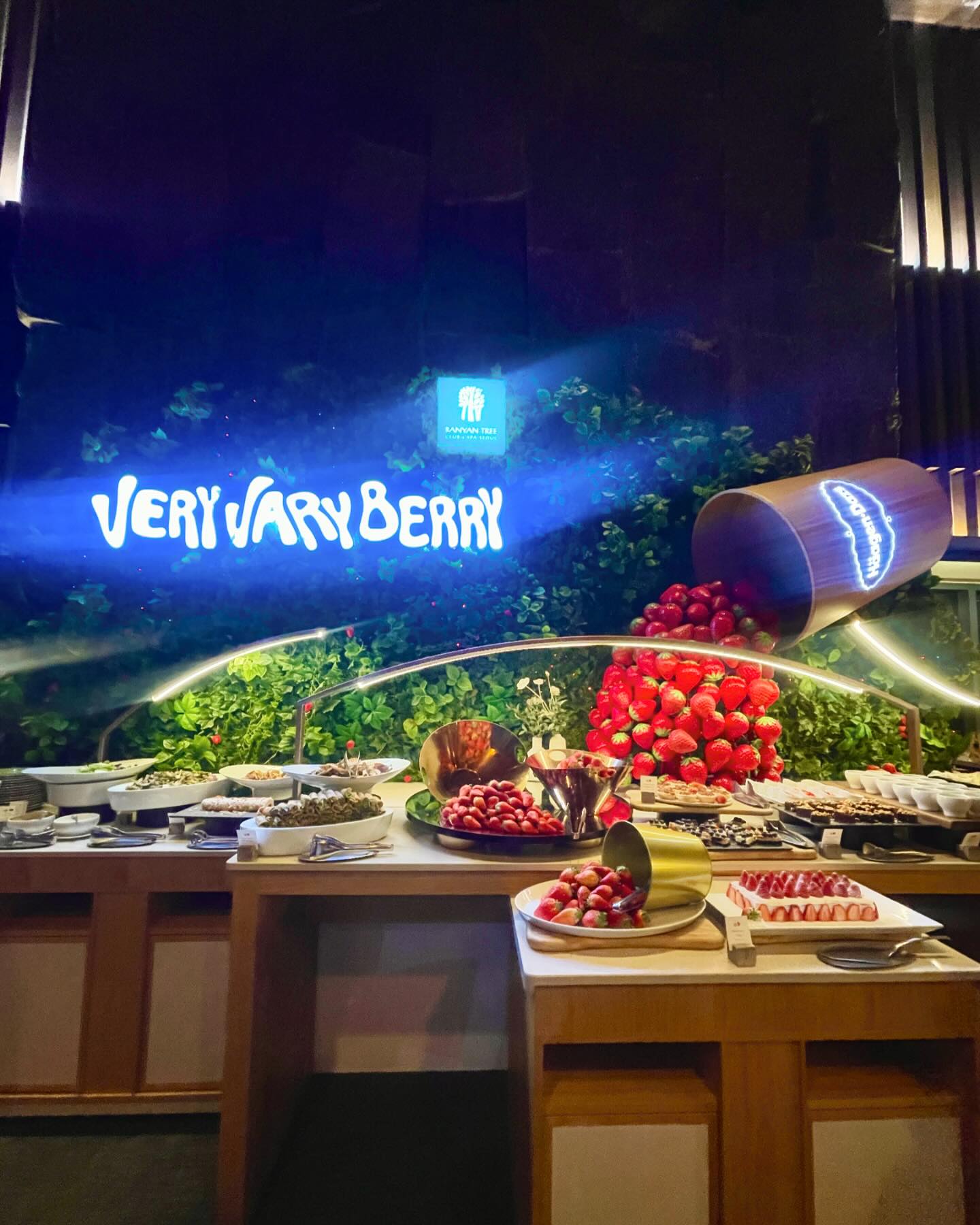 .
#veryvaryberry 
#딸기가좋아🍓

#반얀트리클럽앤스파 #그라넘다이닝라운지