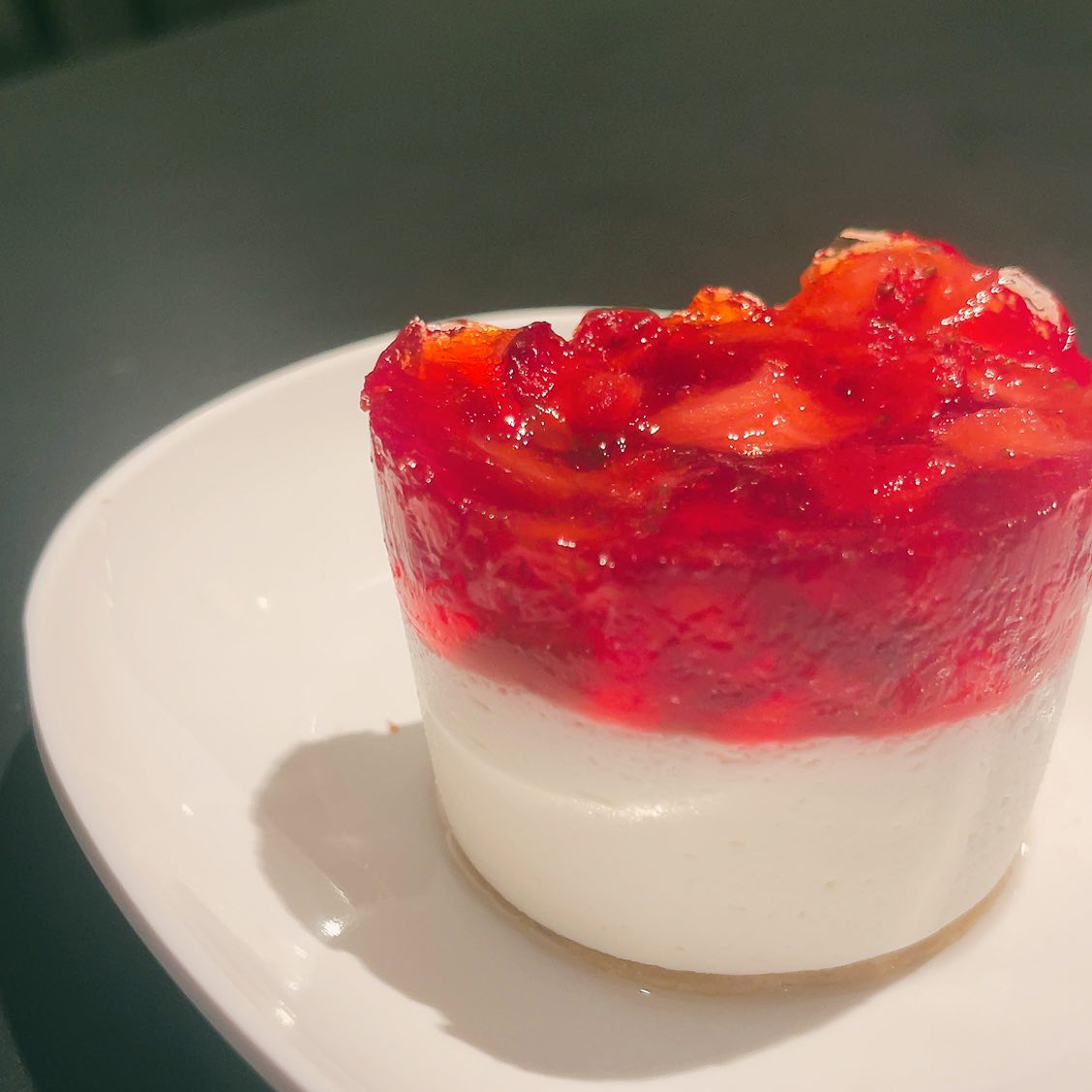 오랜만에 이케아가서 맛있는 디저트 먹었죠! #딸기프로마쥬케이크 #쫀득초코케이크 #이케아먹거리 #이케아케이크 #이케아커피 #이케아딸기치즈케이크