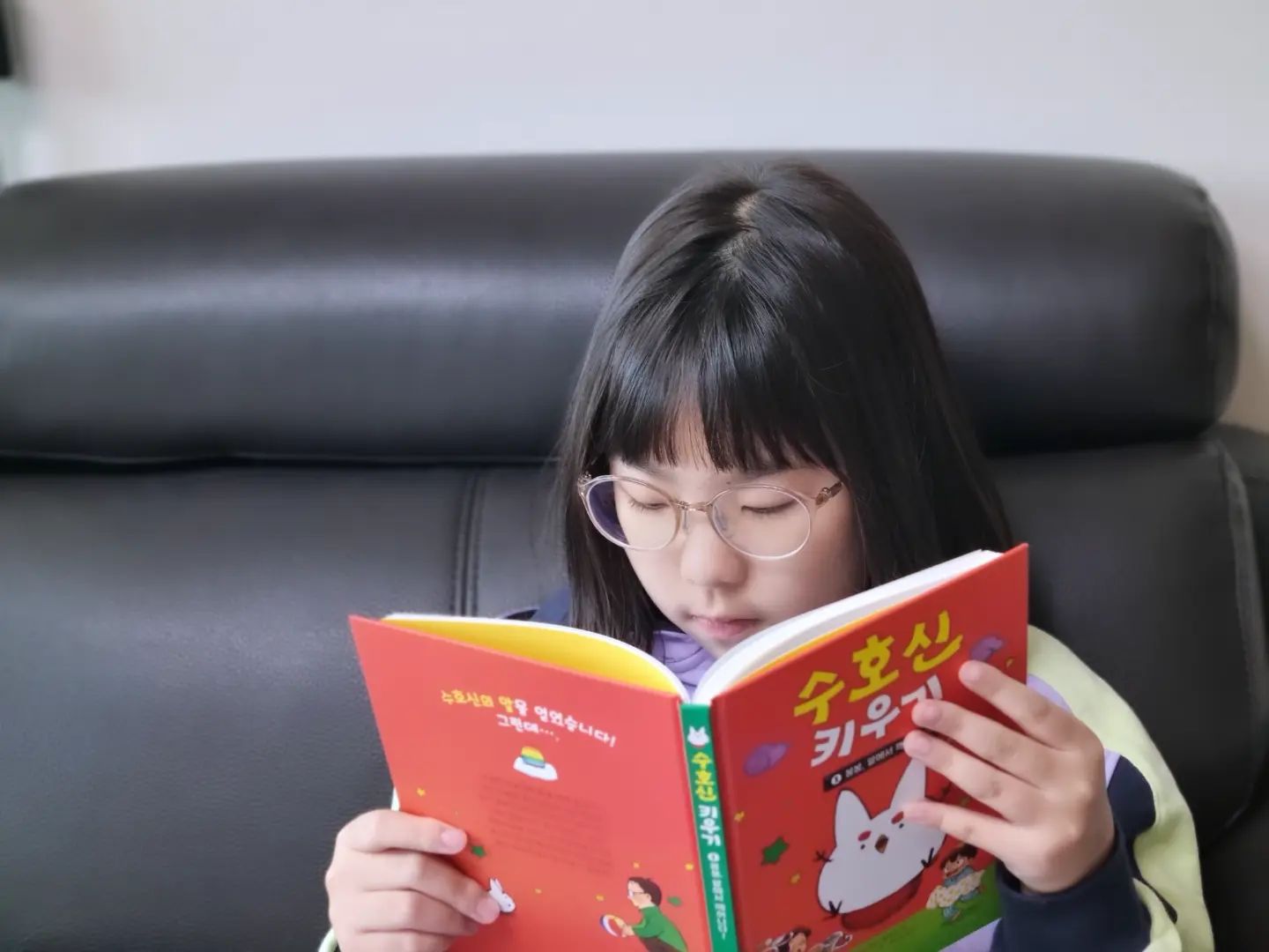 #협찬 

[전천당], [십 년 가게]시리즈 히로시마 레이코 작가님의 새로운 판타지 동화

우연히 동네 시장의 경품 행사에 담청되어 수호신 알을 받게 되고 그 알에서 깨어난 아기 수호신을 키우게 된 한 소년의 이야기예요

주인공은 온 종일 아기 수호신을 돌보느라 진이 빠지기도 하는데, 언젠간 소원을 들어줄 거란 기대에 정성을 다해 보살피게 되지요
과연 어떤 소원을 빌었을까? 수호신을 그 소원을 들어줬을가? 뒷 이야기가 너무 궁금한 수호신 키우기 랍니다

동생이 없는 아이는 반려동물과 함께 생활하며 책임감을 키우고 있는데 주인공은 수호신을 키우기며 책임감과 자립심을 키우는거에 대해 동질감을 느끼기도 하더라구요
그러고는 자신은 수호신을 키우게 되면 귀찮아하지 않고 잘 키울거라는데...

인간이라면 누구나 힘들거나 어려운 일을 맞닥뜨렸을때 스스로 노력하지 않고 수호신에게 도움만을 바라는게 싫다는 주인공 아빠의 말에 저도 아이도 공감하면서 재미있게 읽었답니다

#수호신키우기 #전천당 #히로시마레이코 #책추천 #책스타그램 #어린이책 #동화책 #동화책추천 #초등책추천 #초등독서 #책육아 #육아 #주니어김영사