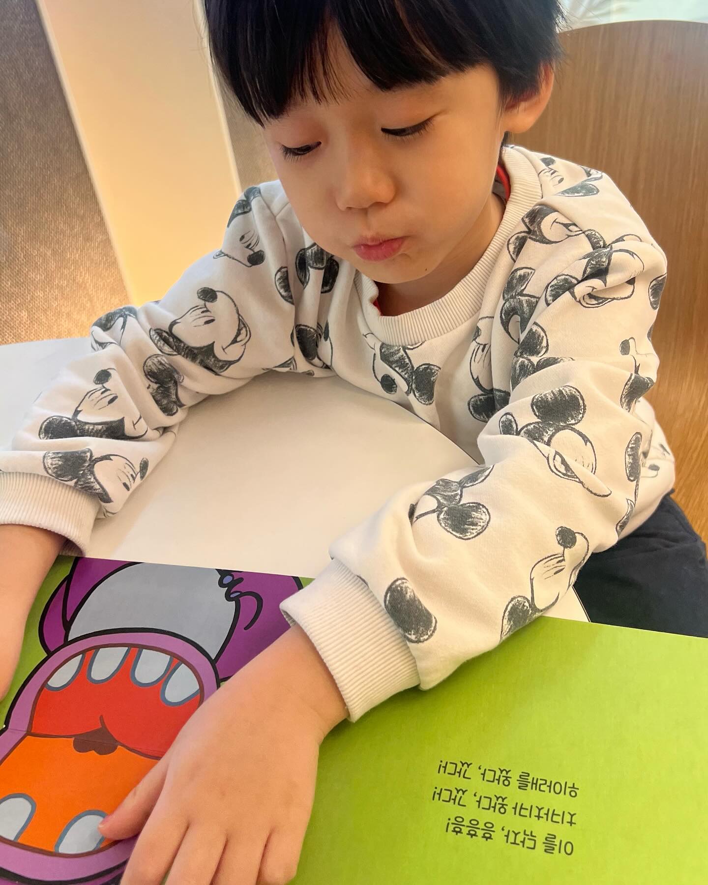 .
오늘은 스케일링도 받았는데도
안울었어!!!

엑스레이 상 영구치 위치들이 좋다하셨는데
예쁘게 잘 올라와야 할텐데
도진쓰턱이 작아서(?) 틀어지게 올라올 수도 있다는데 ㅠㅠ
그래도 지금 충치없다니 다행 🤭

#영유구강검진 
#치아상태우수 
#노충치훌륭해 
#치과쌤칭찬받고옴