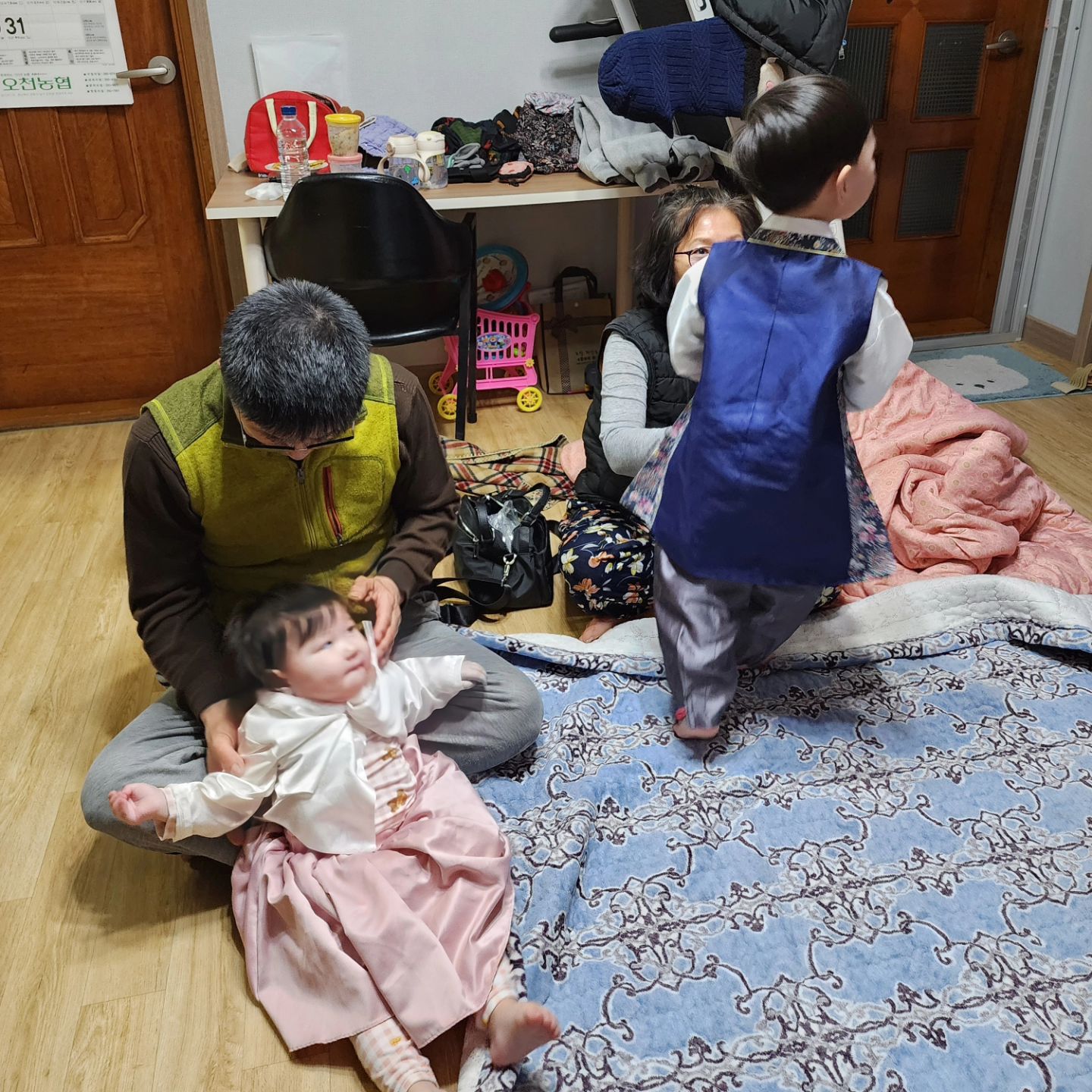 슬기로운 설날연휴이야기,,

연휴첫날 새벽5시-7시 윤아 토장염 성모응급실
연휴둘쨋날 저녁7시-9시 시우 토장염 성모응급실
연휴셋-넷쨋날 포항할비집에서 울가족 요양....

뭘 잘못먹였나...
체했는지 속이안좋았는지
윤아는 위액까지 다 토하고
시우는 하루종일 먹은거 소화 1도안되고 다토하고
이불이며 옷이며 빨래만 3일한듯.....

그래도
하루만 아프고 나아서 다행이다
마지막엔 치킨뜯는.장윤아....

아프고나면 큰다는 말이 맞는거 같당!
장시우장윤아 쑥쑥 크는중...

그리고
또한번 느낀다...
울엄마아빠없었으면 난 어찌 애둘키우고있을꼬....
울가족뽀에버알라뷰😍
친정=사랑🧡