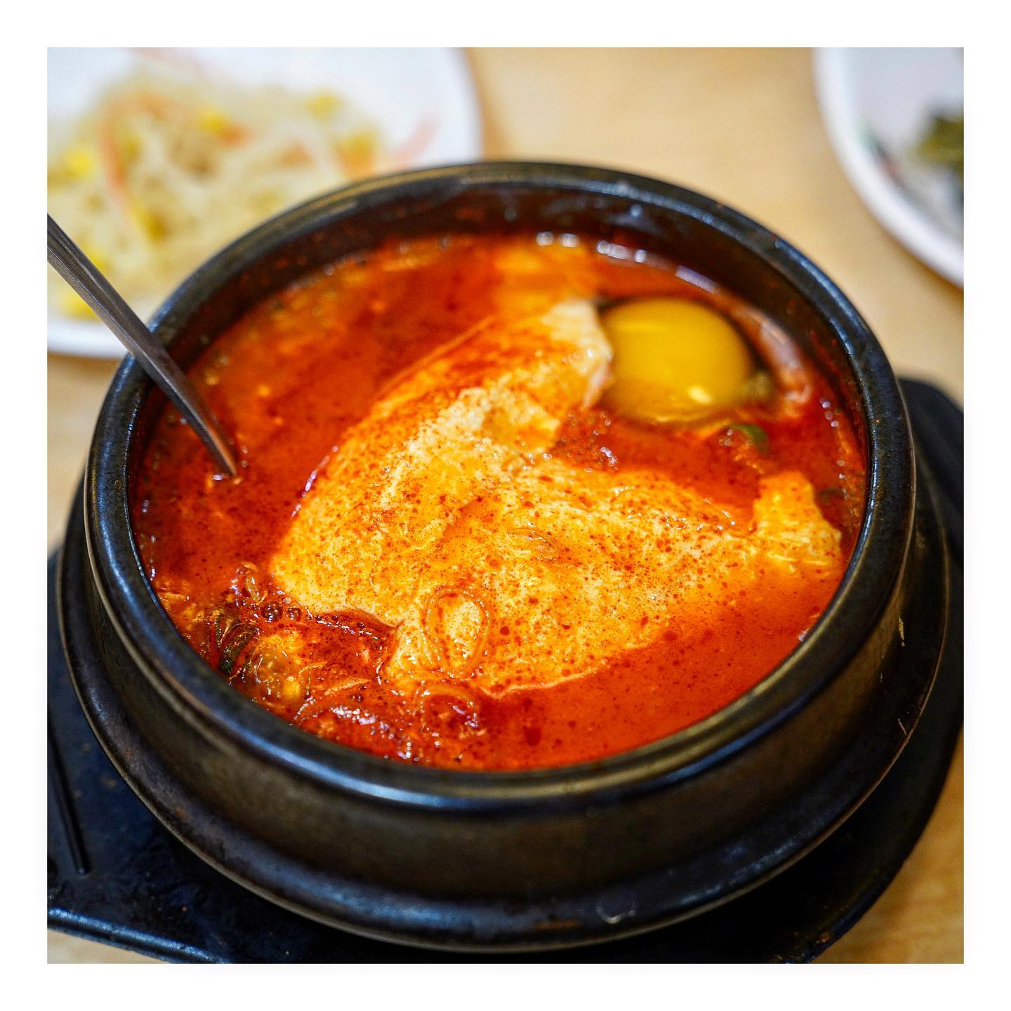 먹죽귀_강동구_돌깨마을맷돌순두부

강동구 천호 로데오 거리에 위치한
돌깨마을맷돌순두부 다녀왔어요🤗

애매한 4시쯤 방문했는데 생각
보다 손님들이 많았습니다🫢

지나가면서 쓱 봤는데 대부분이
시그니처인 쫄면 순두부를
드시고 계셨어요😊

저도 쫄면 순두부로 주문했고
콩나물, 김, 미역줄기볶음 등
밑반찬도 상당히 맛있었습니다☺️

특히 돌솥밥이 나와서 마무리로
숭늉도 즐길 수 있었어요😄

전 날계란을 바로 넣고 쫄면은
바닥에 눌어붙을 수 있어서
먼저 드시는 걸 추천드립니다👍

매운맛도 조절 가능한데 저는
중간 맛으로 먹었는데 칼칼하니
묵직한 맛이 좋았어요😍

물만두도 2개가 들어 있었는데
국물이 좋아서 다 잘 어울렸어요😊

김과 같이 밥과 두부를 올려
먹었는데 조합이 훌륭했습니다☺️
💰쫄면 순두부 : 10,500원

🗺 서울 강동구 올림픽로72길 23
☎ 02-473-0930
🚃 천호역, 천호로데오거리

#돌깨마을맷돌순두부 #천호맛집
#천호역맛집 #천호로데오 #순두부
#천호로데오맛집 #순두부맛집
#순두부찌개맛집 #쫄면순두부