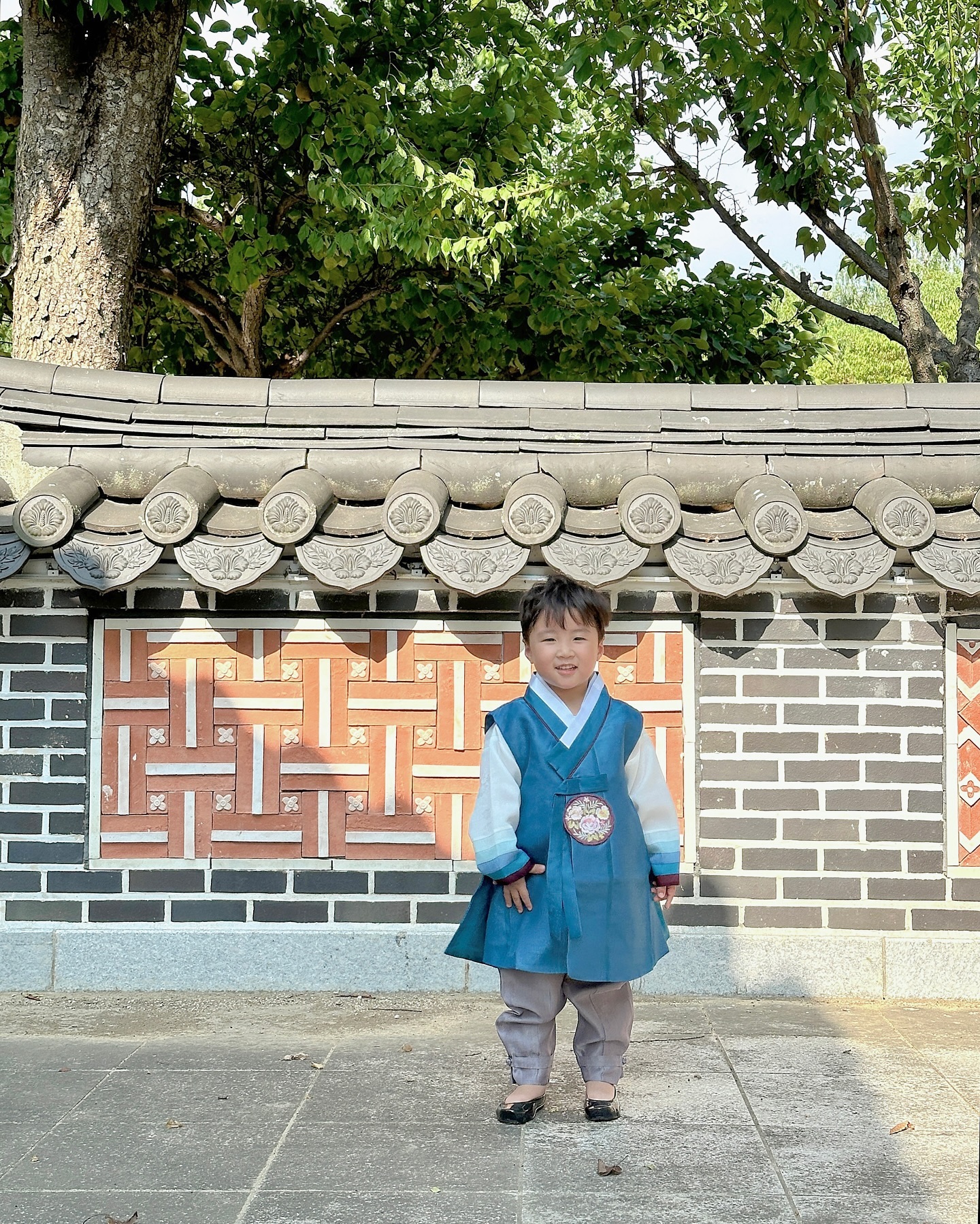 #광고 kidikidi_kr 

100% 국내산 원단을 사용하여
고퀄리티인 예가한복🤍

담호는 예가한복 태빈마루 4호 착용했는데
짙은 푸른색 계열의 쾌자가 고급스러운 느낌을 주고
소매의 색동과 쾌자보의 꽃자수로 포인트를 주어 
더욱 예뻐요〰️

 
🛒 키디키디 쇼핑 tip➰
매일 키디앱 출석하면 무배+할인쿠폰+포인트까지
챙길 수 있어요 !
( 메인플레쉬 하단 “ 출석체크 ” 아이콘 터치 )

🏷️ 담호 93cm 15kg 
예가한복 태빈마루 남아 한복 4호 착용

#키디키디 #kidikidi #키디크루 #예가한복 #태빈마루남아한복 #키즈데일리룩 #키즈스타그램 #키즈코디 #등원룩  #키즈룩 #문센룩 #남아룩 #여아룩 #베이비스타그램