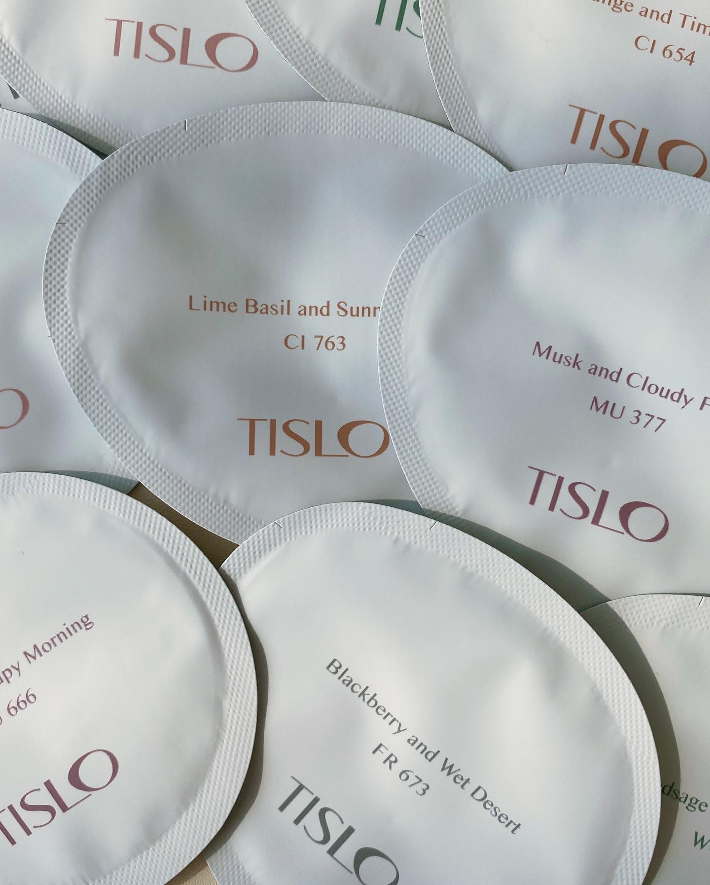 TOSLO🫧🤍
티슬로 바디크림 사용감

10가지 향의 티슬로 바디크림 향을 모두 경험해볼 수 있는 키트에서 <우드세이지 앤 오션 포레스트> 향을 먼저 사용해봤는데
향수를 바디에 바른듯 향이 너무 좋고 산뜻하다 보습력 최고👍🏻

top ,자몽 암브레트 시드
mid,씨 솔트
base,세이지 엠버

향이 사라지지 않고 남아있어서 마음에 드는 티슬로 바디크림💌
다른향도 꾸준히 사용해 봐야지🤍
.
.
#티슬로 #TISLO #바디크림 #티슬로바디크림 #웨어러블퍼퓸 #향이좋은바디크림