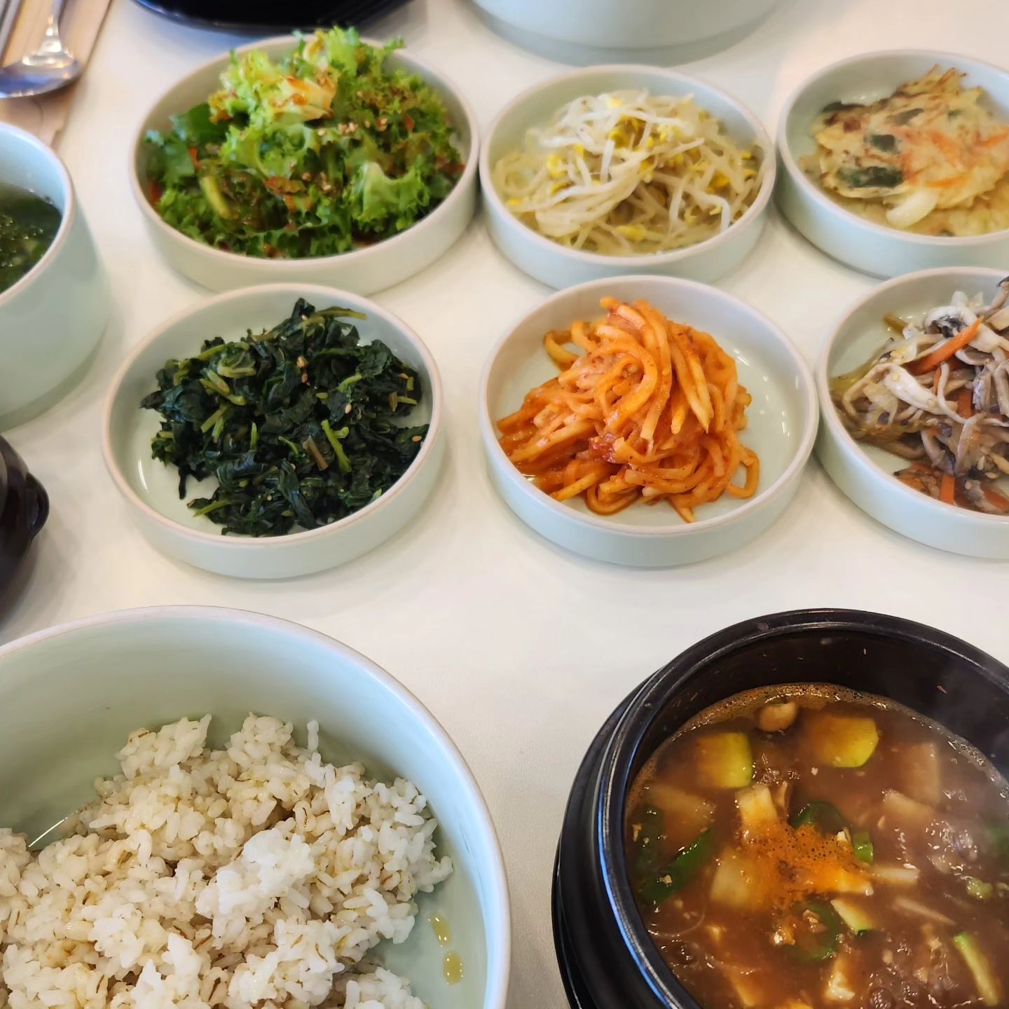 정갈한 보리밥상 어떤데?
명지국제신도시 #보리소반
깔끔한 나물반찬과 정갈한 제육볶음
비벼먹을수 있게 큰 그릇에 다소곳이 나온 보리밥
먹고나니 속이 정말 편하고 집밥같은 느낌이었어요. 이미 근처에선 맛집인듯 한데 전 이제알았네요?!!
가게는 작지만 통창유리 밖으로 탁 트인 하늘이 시원하게 펼쳐져서 전혀 갑갑하지않고 좋았어요.
어서어서 츄라이!!
<< 보리소반 >>
📍부산 강서구 명지국제2로 80 비주거시설동 2층 26호(명지동, e편한세상 명지) 👉 103동 게이트로 들어간 후 에스컬레이터 타고 올라가서 왼쪽
✳️ 매일 11시~8시(브레이크타임있음)
#️⃣ 0507-1350-3031
✅️ 네이버로 예약 가능
🅿️ 상가 주차장 1시간 지원
#코먹스타그램 #명지맛집 #명지밥집 #명지점심 #점메추 #보리밥 #비빔밥 #명지비빔밥 #부산맛집