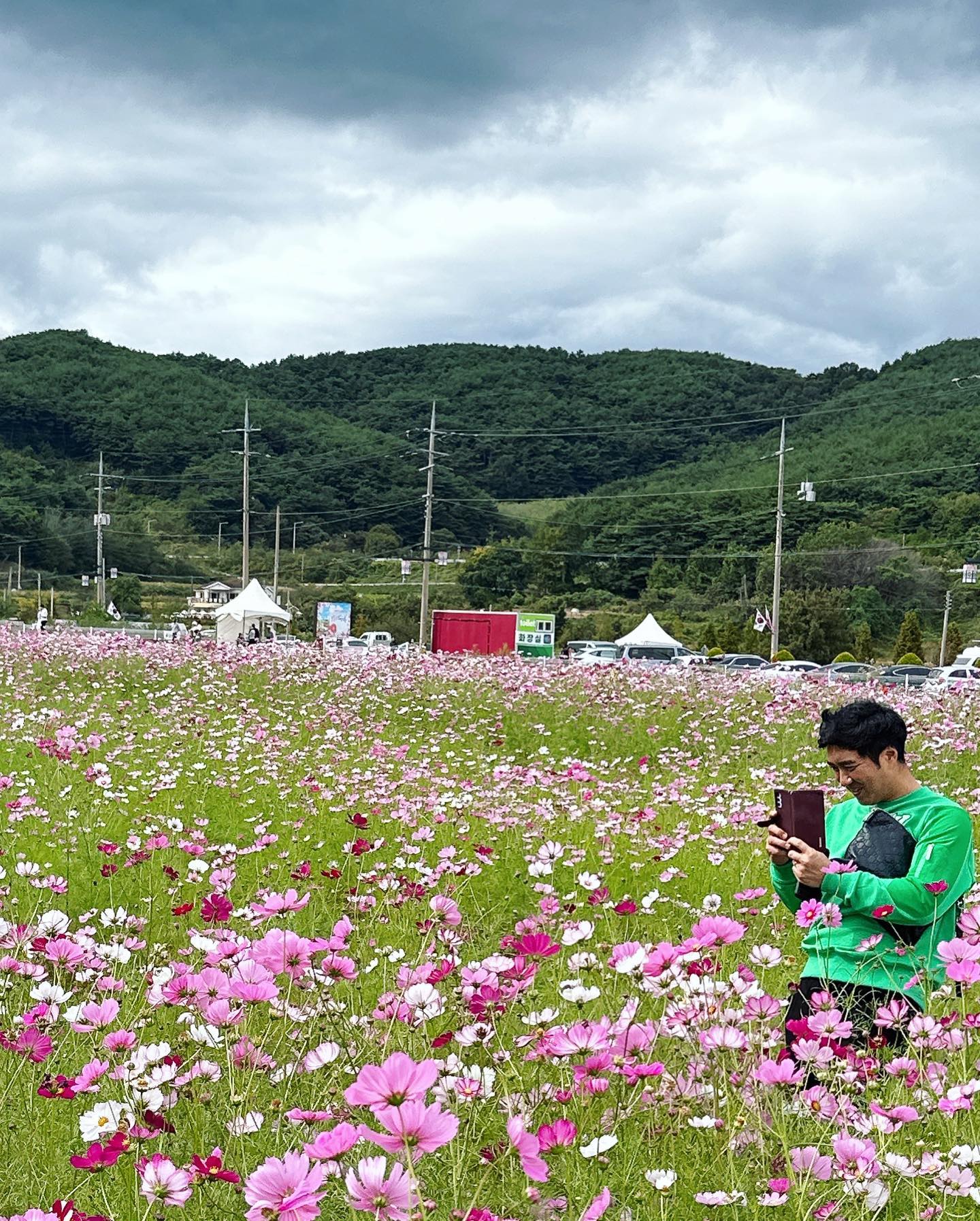 .
사랑하는 두사람과 
휴무 풀로 보내기
선지국을 시작으로 
옆동네 코스모스 축제🌸
.
#북천코스모스축제#하동코스모스
#꽃축제#행복은덕지덕지나의주변에
#행복하자아프지말고#엄마랑신랑
#서로찍어주는중❤️#보기좋은투샷📷
