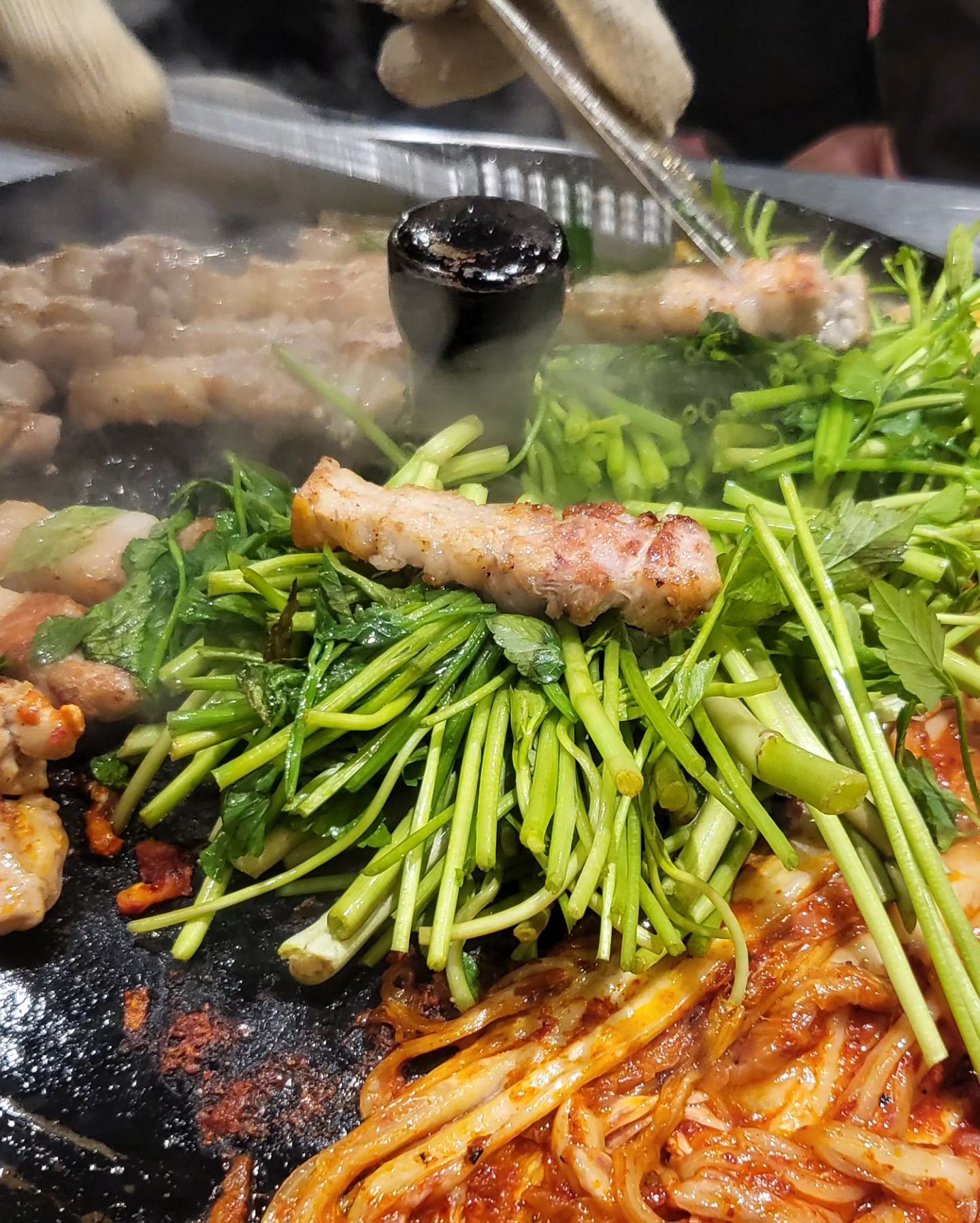 솥뚜껑에 고기랑 김치랑 같이 구워주는 #목구멍울산일산점

목구멍 첨와봤는데 미나리삽겹살 이맛에 먹는구나 극호 •̀ ⌂ •́ 🌿
큼직하게 한쌈하면 제맛 ! 레트로 쟁반에 한상반찬도 깔꼼하고 된장찌개도 밥도둑이다❣️일산지오면 고깃집은 목구멍으로 ^.^

#협찬 #울산동구맛집 #울산일산지맛집 #울산일산지 #울산동구핫플 #울산동구삽겹살 #울산맛집 #울산동구목구멍 #울산목구멍일산점 #울산목구멍 #목구멍 #일산해수욕장 #먹스타그램 #솥뚜껑삼겹살 #미나리삼겹살 #목구멍일산점