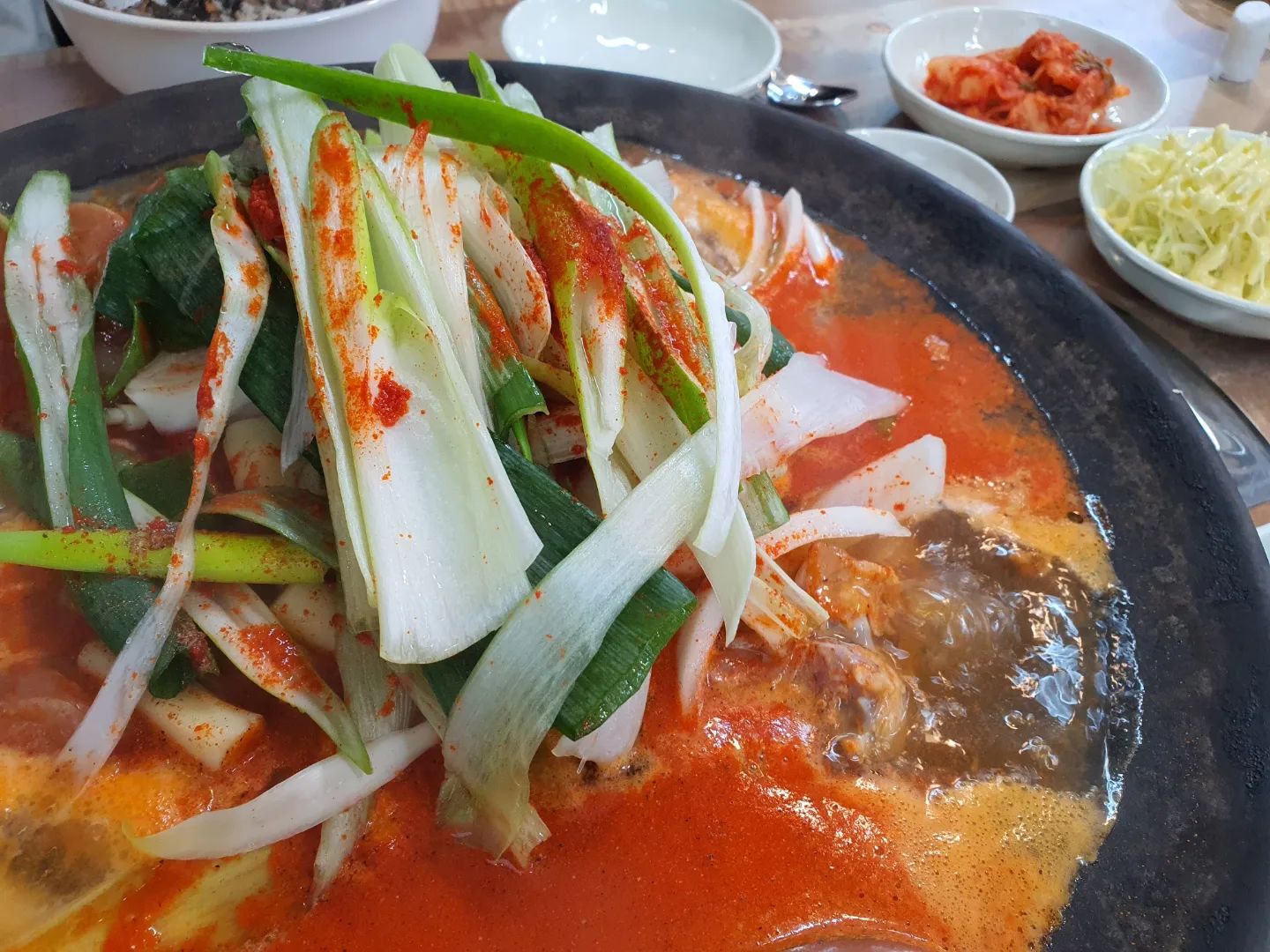 #물닭갈비

20년째 애정하는 성원닭갈비를 오랜만에 먹어서 더 맛있고!
그나마 학익동에도 있구나 싶어서 다녀왔는데 송도에도 생겼더라는!!
칼칼한 국물에 빠진 닭고기 정말 맛있다!

#성원닭갈비
#인천물닭갈비
#학익동닭갈비
#학익동맛집