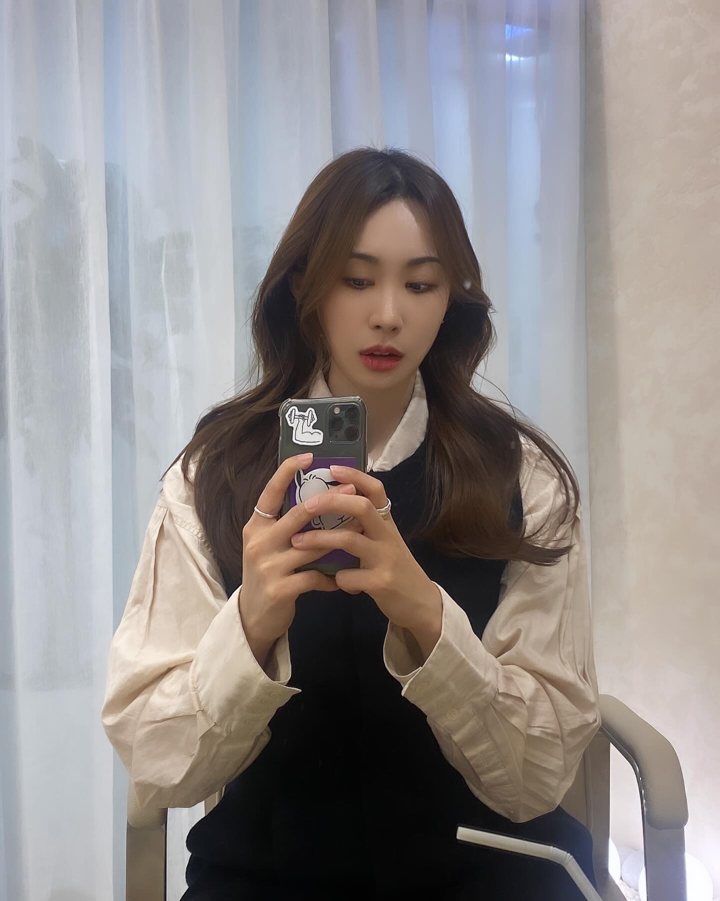 송파구 펌맛집 달성…
너무 유명해져서 예약힘들까 미리 걱정해본다…

너무 예쁜 열펌 받고 신나서 사진 열심히 찍음👀👀
내가 만지면 이렇게 안되는게 함정…ㅠㅠ
선생님께 드라이 받으러 가야게따…💕

#송파구미용실추천 #물느잠실점 #최고✨