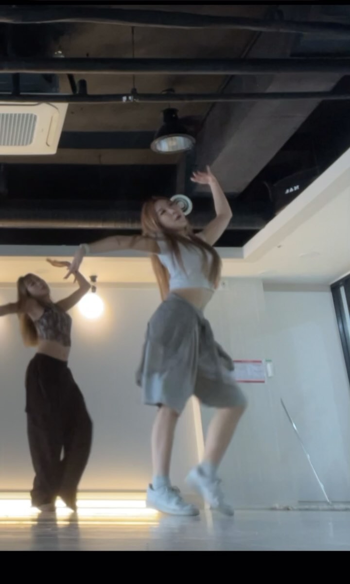 뜨거운 햇볕, 출렁이는 파도, 반짝이는 모래알, 손에 쥐어진 병맥느낌☀️🌊🏖️🍹💦

Choreo #me 
Song omah_lay 

#tessachoreography #choreography