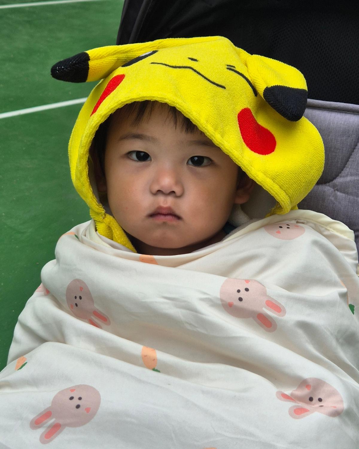 귀요미 우리 막냉이 
어제는 엄마 없어도 울지 않고 잘 있어줘서 고마워
형아랑 밤새 포켓몬고 했는데
태영이 피커츄 잡으러 가야겠넹

태우는 다행히 심장초음파상 심장엔 이상은 없지만
맥박이 느린아이라 조심해야 한다고
그래서 평소에도 어지러워하고 심하게 축구하면
과호흡이 오고 했는가 보다 ㅠㅠㅠ
운동을 오래 시킨것도 아닌데 
벌써 뼈도 퇴화 심장도 퇴화
이좌식 엄마는 널 건강하게 낳아줬는데!!!!!
관리좀 잘하자 !!!! 밥도 앞으로 잘먹고 인스턴트 금지 
컴퓨터도 조금만 영양제도 꼬박꼬박먹고 !!! 건강해지자

너무 힘들어 도와줘라는 한마디에
바로 달려와준 고마운 친구
내도시락 태영이도시락 싸오고
나없을때 의사랑 면담도 하고 태우에게 주식도 알려주고 
엄마의 학창시절 비밀도 폭로하고 간만에 실컷 웃었넹

나는 참 행복한 사람이당❤️
우리가족이 있어 행복하고 엄마아빠언니동생형부
내친구들 그리고 인친님들까지 다들 고마워요❤️❤️❤️