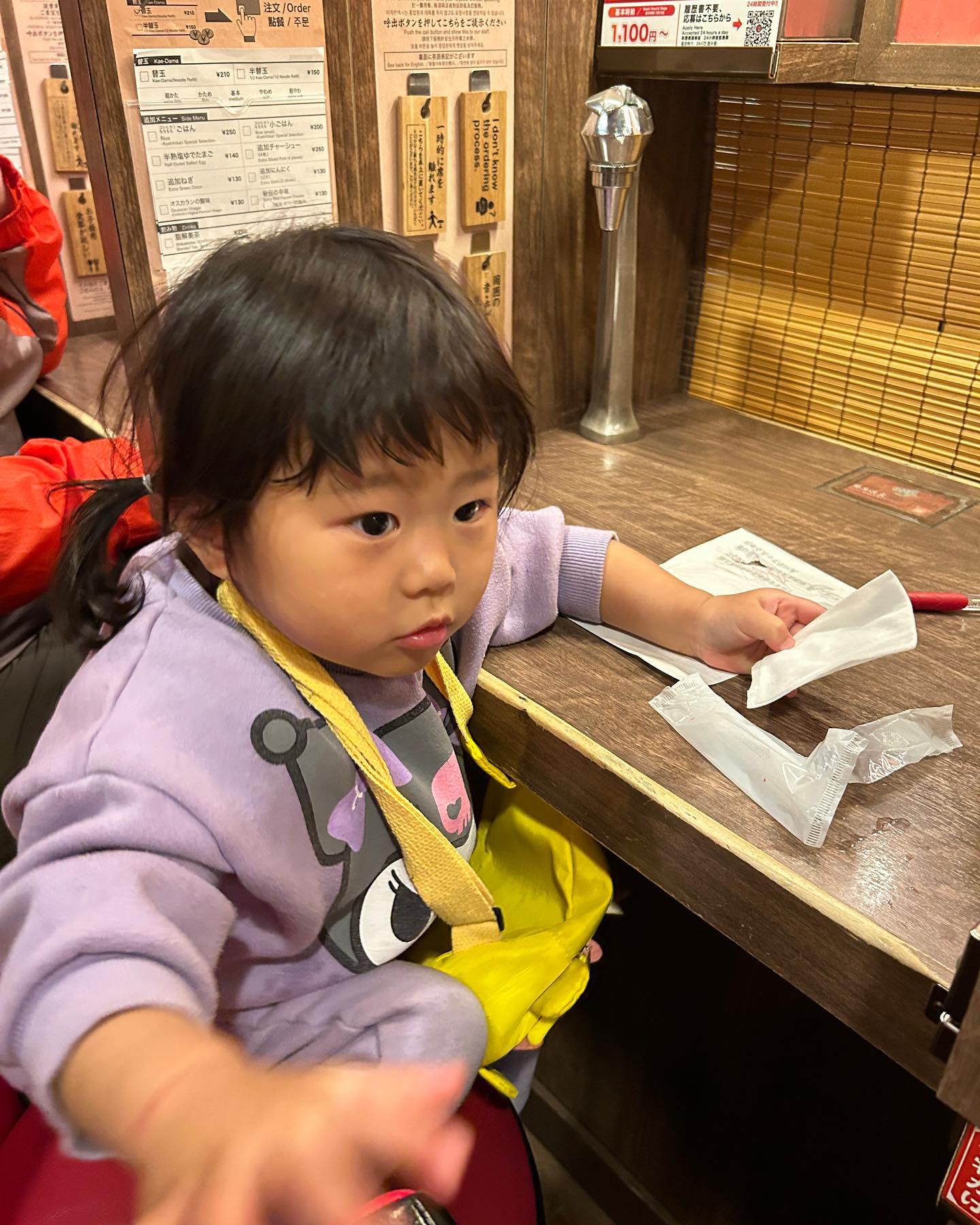 🤍
이치란라멘 어플다운받고 가면 어린이라멘 무료다
어린이동반해서 가면 자리도 조용한곳으로 보내주시고
아기의자도 따로 설치해주신다
유모차보관도 따로 맏아주시거… 넘모 친절쓰🥹🥹❤️
라멘은 말잇못~~ 본점가고싶었는데
이번에도 어짤수없이 또 하카타점에 왔다 ㅋㅋㅋㅋㅋㅋ
하모니랜드에서 벌벌떨고 기차에서 꿀잠자고 
바로 뜨끈핰 라멘 먹귀….
그리고 요도바시가서 가챠도 하고 장난감도 사러가고~~ 
하루가 너무 길고 힘들어서 울엄마가 이제 우리랑 여행안온다고..
#후쿠오카 #하카타 #이치란 #요도바시 #가챠샵 #아기랑후쿠오카 #후쿠오카가족여행 #일본모녀여행 #3대여행 #유하은하in후쿠오카 #fukuoka #hakata #ichiranramen
