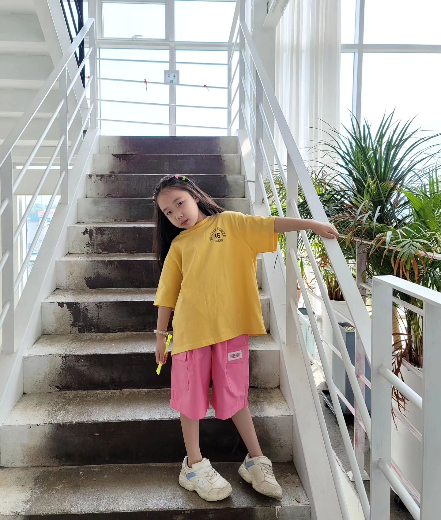 #협찬 #제품제공 pandahana_child.on 
바람이 세차게 불어도 내 비비드함은 막지못하지💛🩷💛🩷 
판다하나에서 피치스의 여름신상을 보내주셨어요🙊
.

색감에 반하고 질감 그리고 핏에 반한 이번 의상은 
부드럽고 톡톡한 면 100%의  포포베이직 티셔츠와 
가벼운 폴리소재의 화섬원단을 사용한 스포티브 하프 팬츠 반바지랍니다🥰
은정이는 122cm 21kg 130사이즈 착용했어요 💕 
.
.
.
#판다하나 #여아코디 #피치스 #초딩룩 #예쁜아이옷 #서포터즈 #키즈모델 #키즈인플루언서 #예쁜초딩옷 #패셔니스타 #여름옷추천 #초딩딸선물 #초딩코디 #9살 #딸맘 #피팅모델