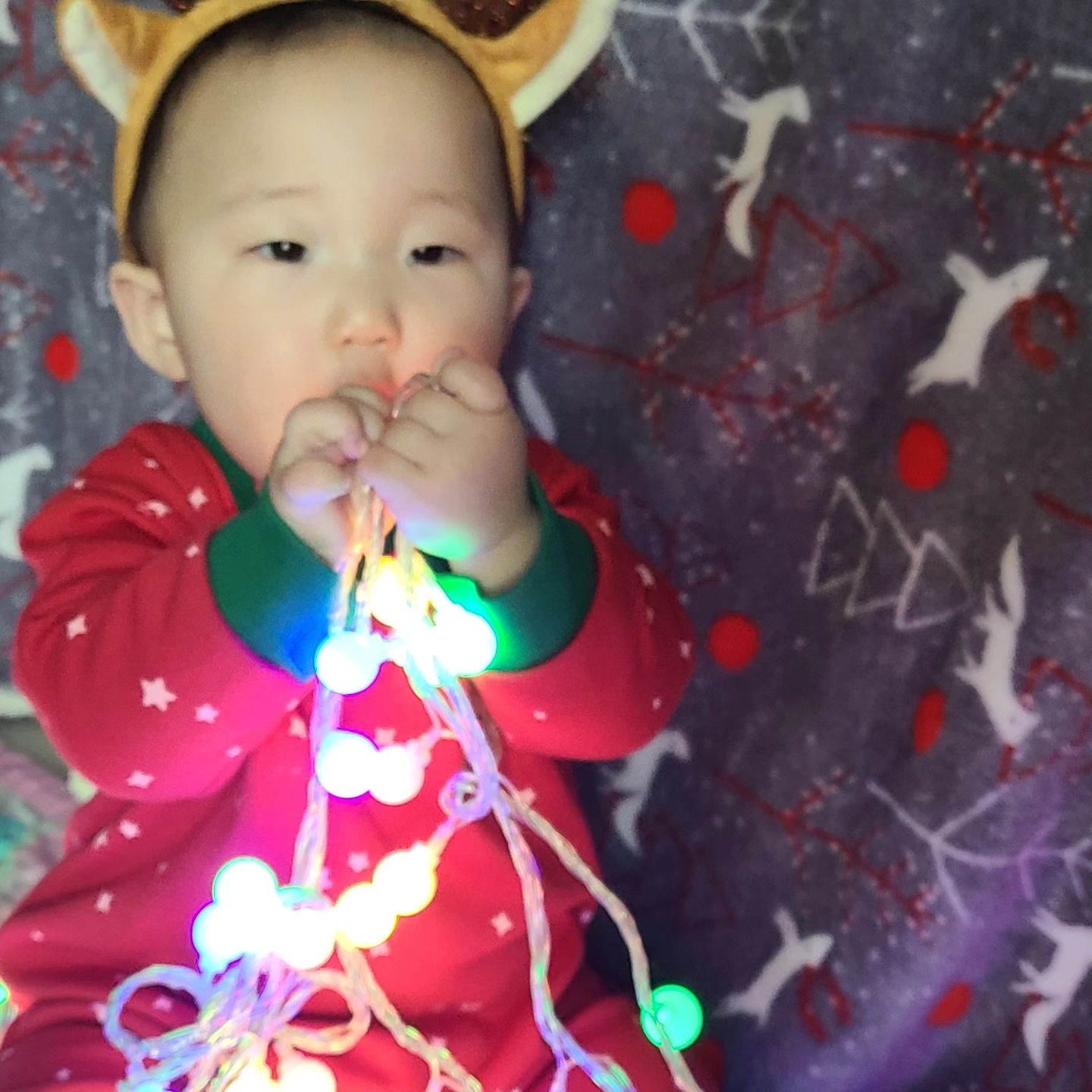 아율이의 첫 크리스마스가
 이렇게 지나갑니당
전구가 제일 이뿌지 💡

#크리스마스 오늘부터 #어린이집방학
아율은 선물한가득 🎁💝 

부럽다 아기 🥹