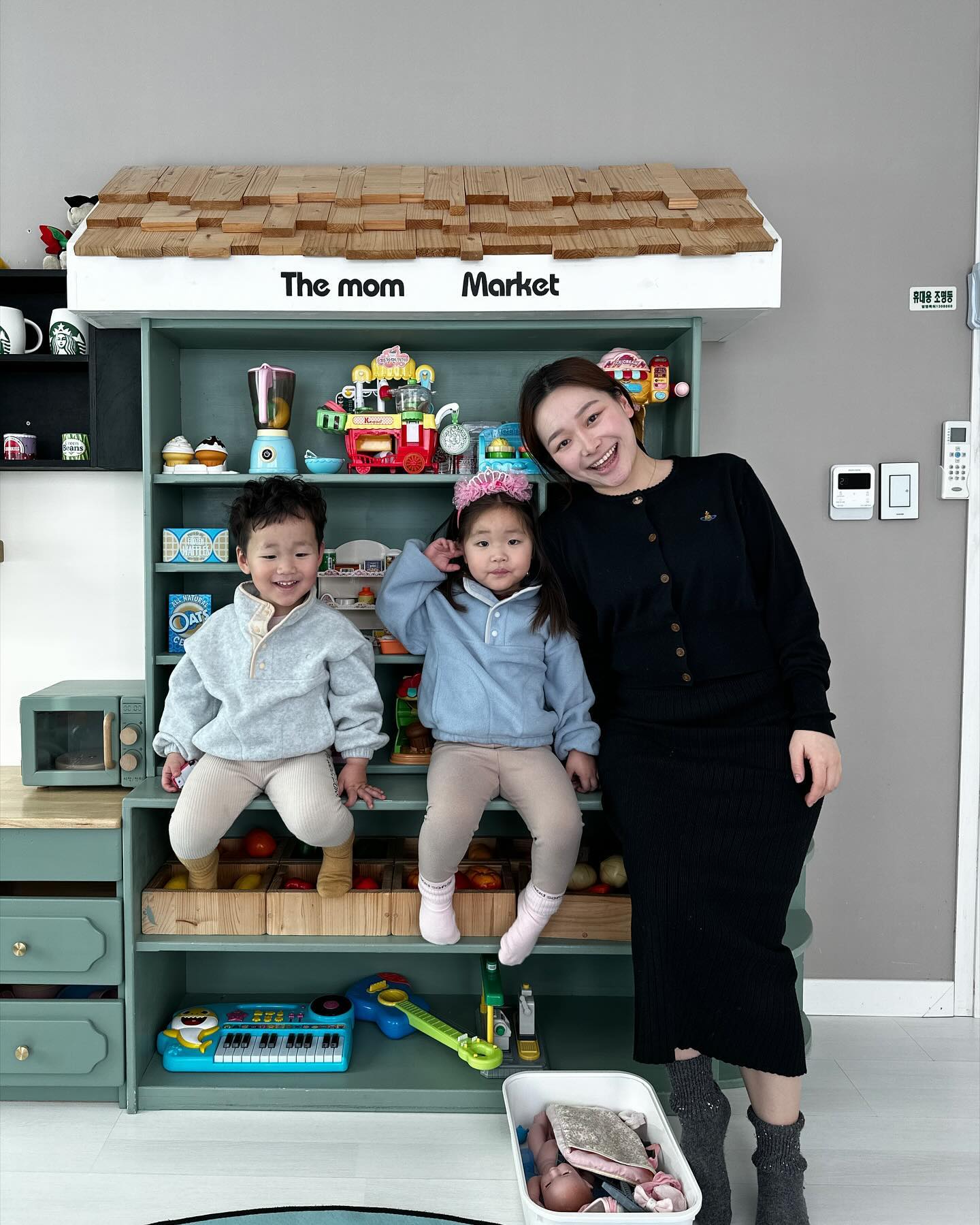 #숙소제공
유하재하네x themomkids 

이번에 아이들과 신나게 경주 가서 놀다 왔어요.
일찍 하원하고 낮잠은 차에서 재우고 부산에서 가까운 경주로 슝- 달려갔답니다.

​경주에 키즈카페를 옮겨둔 키즈 풀빌라가 있어 갔다 왔어요.
’더맘키즈풀빌라‘미리 네이버 블로그, 인스타그램을 통해 알아보고 가서
기대를 한가득 안고 갔어요. 엄마, 아빠도 기대하고 아이들은 더 기대하고!
아니나 다를까 너무 좋은 곳에 1박 2일로 신나게 놀다 왔습니다.

​저희는 A동으로 다녀왔어요. (밖에 있는 미끄럼틀이 마음에 들어 A동 선택했어요.)
​1박 2일간 신나게 놀고먹고 잤던 아이들을 위한 프라이빗 더맘키즈풀빌라

경주 더맘키즈풀빌라 진심으로 키즈 카페 통째로 옮겨둔 곳이 맞네요.
정말 실제로 보니까 역대급 장난감이 많아요. 종류도 다양한데 장난감이 깨끗하고 다 작동이 되더라고요. (건전지 다 들어있었음)

​그리고 따뜻한 물 받아 수영도 하고 야외에도 짚라인, 미끄럼틀, 등반, 자동차, 모래놀이, 역할놀이도구, 트램펄린, 애벌레 터널
정말 놀이시설이 다양해요. 아이들도 신나고 엄마, 아빠는 더 신나고! 요즘 날씨가 많이 풀려 춥지 않고 재밌게 놀았어요.

1박 2일 좋은 추억 만들기에 충분한 이 곳! 아이들과 여행갈 때는 키즈풀빌라 필수! 

🧸 themomkids 
경주 더맘키즈풀빌라
주소/ 경북 경주시 천북면 물천안길 174-13 더맘키즈풀빌라
연락처/ 010-3812-7708
입실/ 오후 3시, 퇴실/ 오전 11시