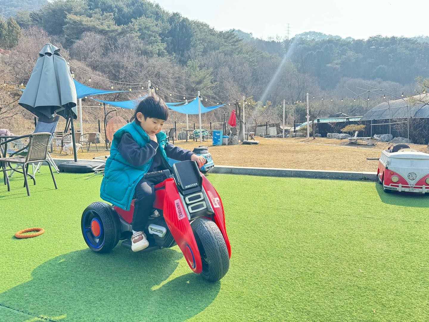 __아들과 데이트💕

항상 몸이 약한 둘째 도아에게 더 신경을 쓸 수 밖에 없었는데 그게 권이 눈에도 보여서 그런지,
우리 첫째 아들 권이는 “엄마는! 박도아만 사랑하고! 나는 안사랑하잖아!”라는 말을 달고 살았다.

그때마다 “아니야, 엄마랑 아빠는 권이랑 도아를 똑같이 사랑해”라고 말해주었지만
엄마 껌딱지인 우리 권이는 너무나도 상처를 받고 서운해했었다.

그러다, 어쩌다 시간이 나서 “오늘은 권이만 데리고 갈거야” 라고 했더니
진짜냐며 엄청나게 좋아하더니 이내 ”엄마, 근데 박도아는❓“ 하던 우리 아들🥹
동생이 같이 안간다는 사살에 조금은 걱정해주던 너😊

오랜만에 권이랑만 시간을 보내주고, 권이만 쫒아다니면서 놀아주고, 사진 찍어주었고 돌아오는 길에 너무 너무 행복했었다고 즐거웠다고 하는 너를 보며 마음이 속상했다😞

언제 이럴게 커버린건지ㅠㅠ...
맨날 빨리 커라 뻘리 커라 했는데 그래서 그런건지
아무 걱정 없이 해맑은 너를 보니 이제는 그만 컸으면 좋겠네,,,

앞으로도 우리 권이랑만 시간을 더 많이 가져야겠다고 다짐한 하루였어😊

언제나, 평생 우리 아들 권이를 엄마는 무척이나 사랑해🥰

#춘천 #춘천카페 #애견카페 #스노우 #반려견 #첫째 #아들 #첫째아들 #아들바보 #아들육아 #어린이집 #회사 #땡땡이 #카페 #데이트 #아들이랑데이트 #즐거워 #행복해 #사랑해 #그만컸으면좋겠다 #😭