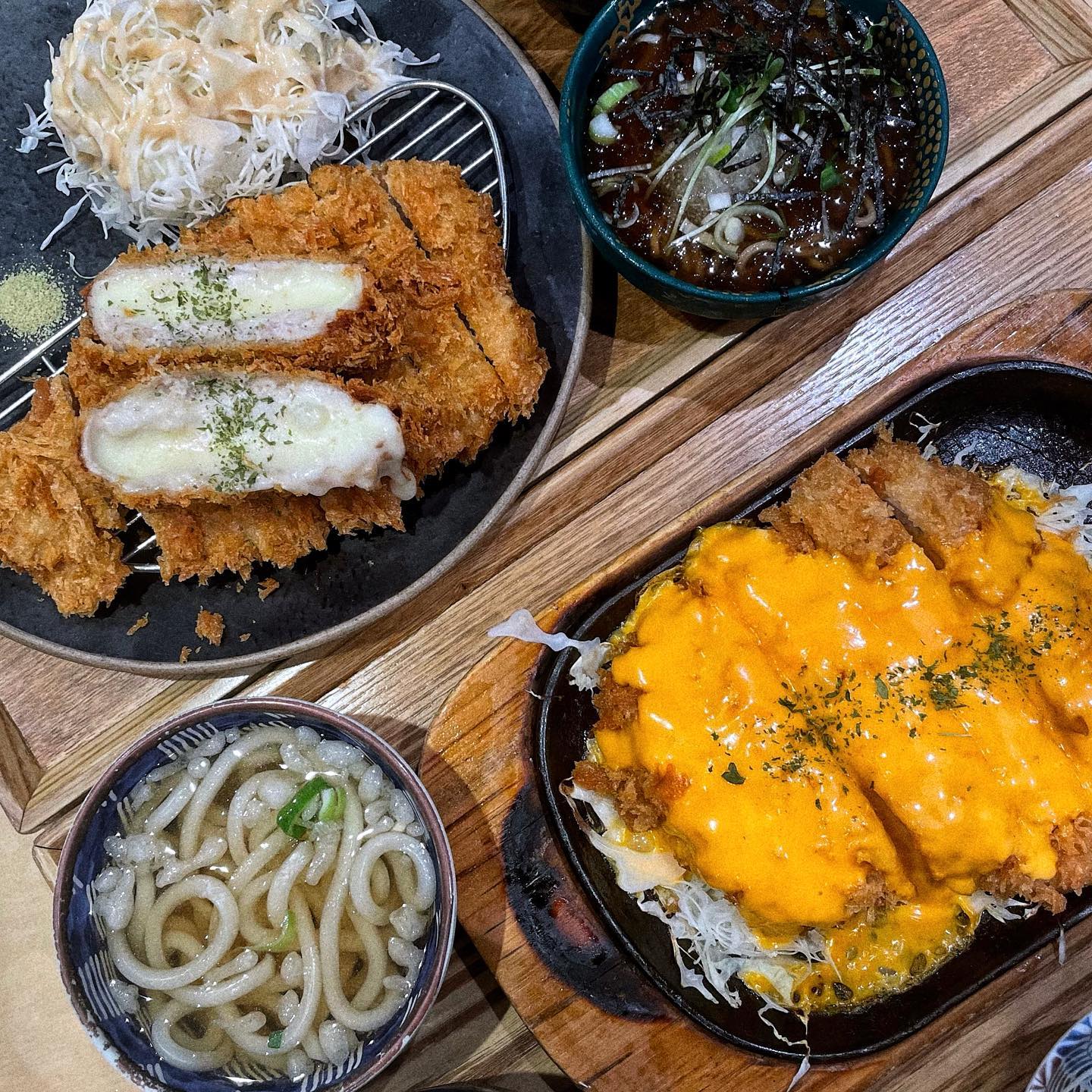 #협찬
🍱 부엉이돈까스 김포현대아울렛점
📍경기 김포시 고촌읍 아라육로152번길 97 타워존 E동 4층

바삭함이 살아있는 부엉이 돈까스!
요즘 날이 더워 백화점 자주 들리는데요 ◡̈ 
이번에 김포 현대아울렛 갔다가 방문해봤어요!

타워존에 위치해있어서 덥지않게 이동할 수 있어서 좋더라구용

다양한 돈까스 메뉴들이 있는데
진짜 다 맛있어보이도라구요ㅠㅠ

저희는 체다퐁듀돈까스와 콤보카츠를 주문햤어요!
체다퐁듀는 신메뉴라서 설레는 맘으루🧀
체다치즈 처돌이분들 이거 안드시면 후회하실걸용,,!
체다치즈의 꼬소한 맛이 제대로 느껴지고
치즈가 있어도 튀김옷이 바삭한게 살아있어서 넘 맛나더라구용

콤보카츠는 모짜도 먹구싶구 일반 등심도 먹고싶어 주문했는데
넘넘 만족~~
바삭하고 잡내도 안나서 싹 깔꿈하게 먹고왔습니당🤤🖤
양도 생각보다 진짜 많아서
꾸역꾸역 집어넣구왔어용🩵

저희는 고베세트로 주문해서 소바와 우동 모두 맛봤는데
사이드라 믿기지 않을정도에용😲👍🏻
소바 왜케 시원하구 우동왜케 쫄깃한거죵
갠적으로 돈까스집 우동과 소바 크게 좋아하는 편은 아닌데
여기는 단품으로 주문해도 넘 좋겠다 싶더라구용😶‍🌫️✨

여름 더운날 김포 현대아울렛 가시면서 부엉이돈까스 방문하시는거!
넘넘 추천드려용🩷🩷🩷

#김포현대아울렛맛집 #김포돈까스맛집 #스타맛세권 #스타맛세권먹어보쇼 #김포현대프리미엄아울렛맛집 #김포현대프리미엄아울렛 #부엉이돈가스김포현대아울렛점 #치즈돈까스 #치즈돈까스맛집 #부엉이돈가스 #부엉이돈까스 #김포현대프리미엄아울렛 #김포맛집 #체다치즈돈까스