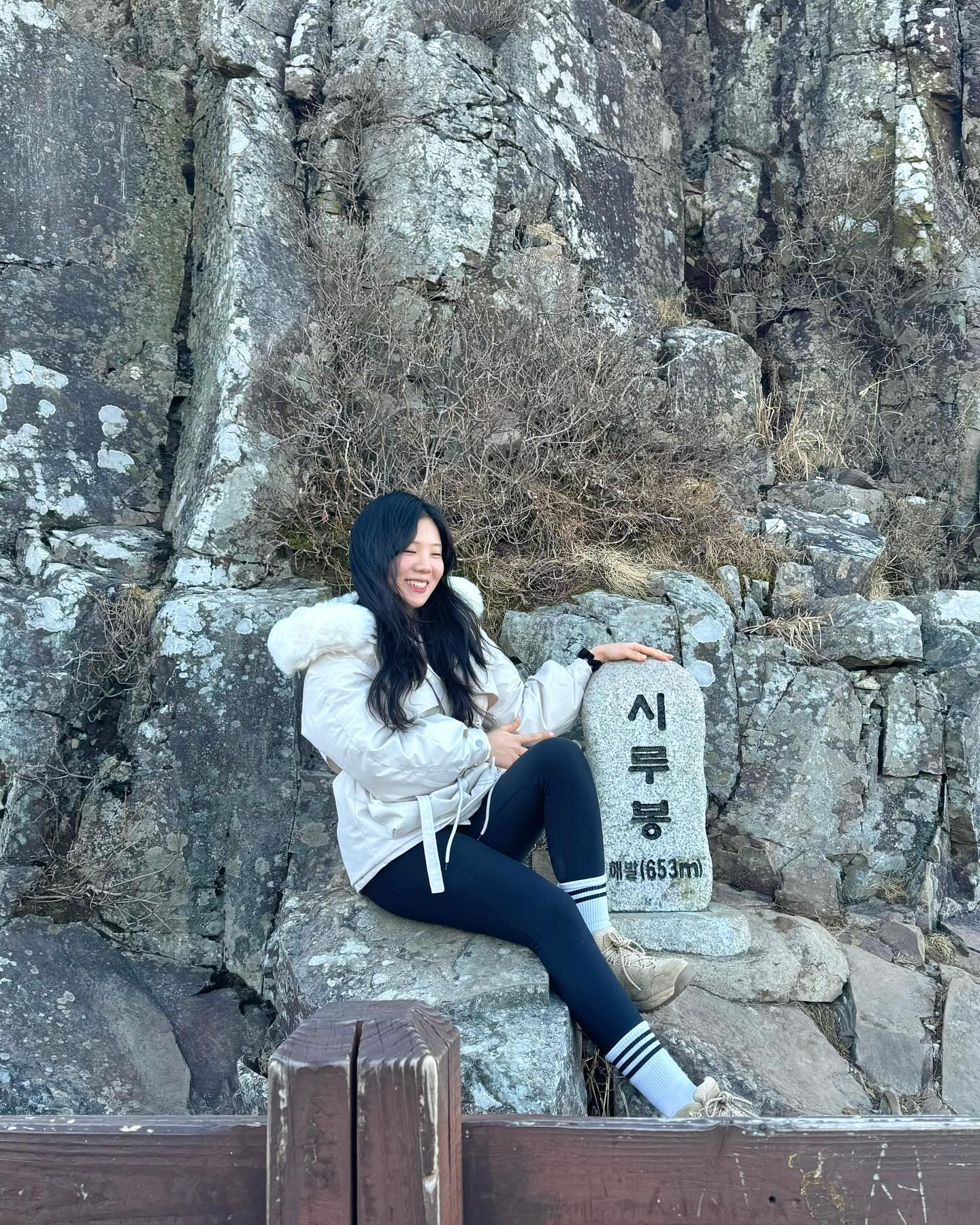 ⛰️ 진해 시루봉 (563m)

🚗 시루봉등산길공영주차장
👟 공영주차장 ~ 정상 ~ 공영주차장 (원점회귀)
⏱️ 왕복 2시간 (휴식포함)

오늘도 바람에 후들겨맞고오기 대성공 💨
사진 절반 이상이 미역줄기마냥 펄럭이는데 이게 맞나여
추워서 고생은 했는데 정작 운동량은 사알짝 아쉽다구웅 🥲
mds.official2023 그래서말인데...
시루봉 찍고 웅산 정상석도 찍고오는 일정으로 다시 갈 사람? 🙋🏻‍♀️

#등산 #등린이 #시루봉