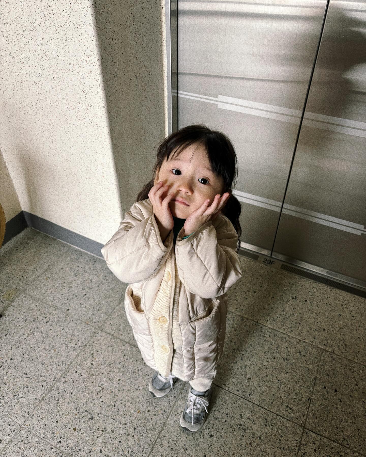 마녀 싫어하는 4세언니

하도.. 안자서
안자면 마녀로 변한다고 했더니
바로 잠들었네요….
나름 육퇴 꿀팁 입니다 🤣

하트로 변하고 싶다는 요요요
깜딕한 언니
:
:
#등원샷
#3월에눈오는거실화
#봄인데춥다#파베리아
#봄옷은언제입나요
#240326#1171#38개월아기