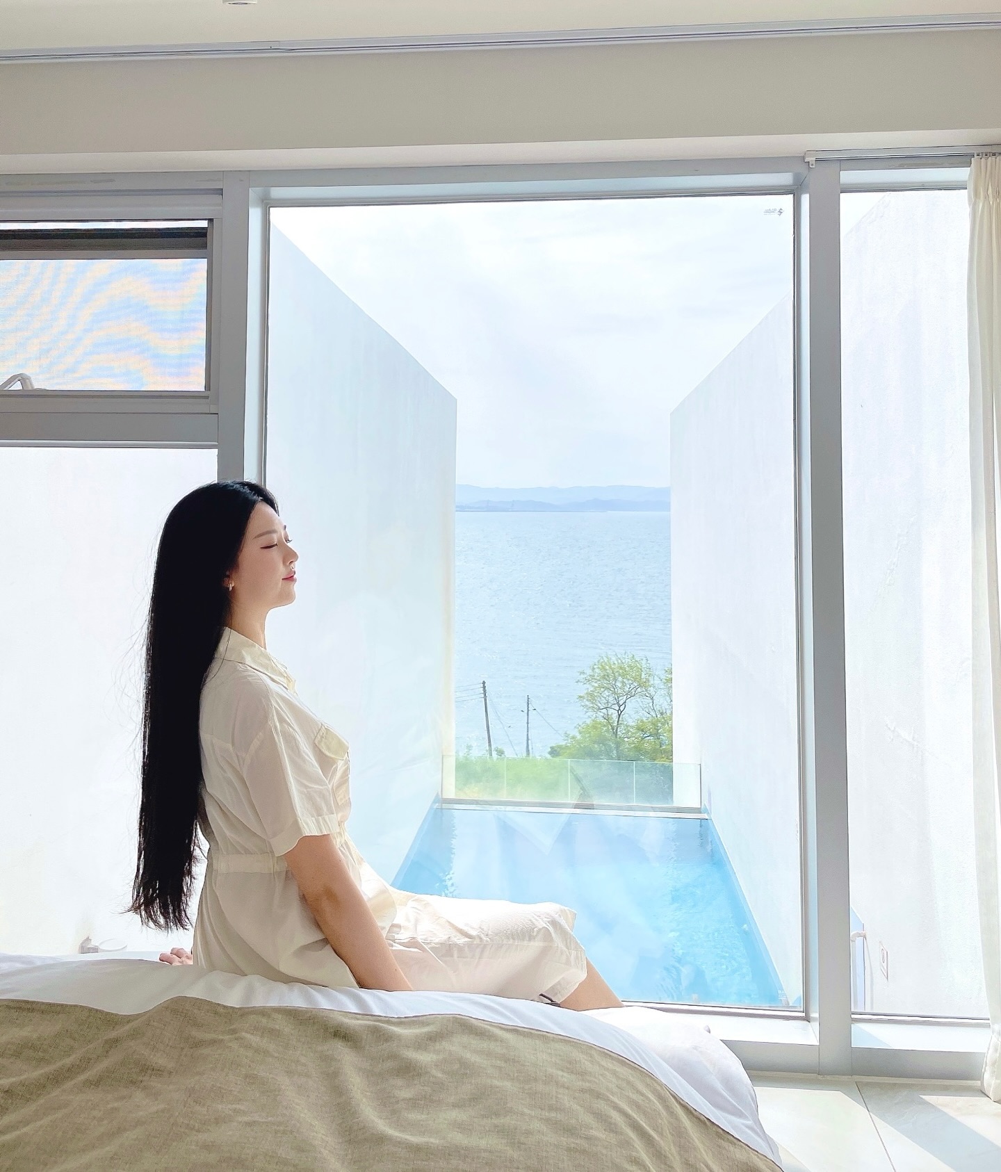 호미곶 오션뷰 풀빌라🌅🤍

총 3층 독채로 이루어진 풀빌라 펜션으로

1층 : 거실,바베큐장
2층 : 수영장과 자쿠지
3층 : 침실로 이루어져 있어요:)

수영장에서 바라보는 노을뷰가 넘 이쁜곳👍🏻
.
.
.
🏨케렌시아 풀빌라 펜션 querencia_poolvilla 
📍경북 포항시 남구 호미곶면 호미로 1504-7
📍체크인 : 15시 / 체크아웃 : 11시
📍http://querenciapoolvilla.com/
✔️개별수영장,스파,개별바베큐
✔️인원추가 5만원, 미온수풀 이용료 10만원(당일 미온수 신청X)
전기그릴 이용료 2만원

#케렌시아 #케렌시아풀빌라 #포항 #호미곶