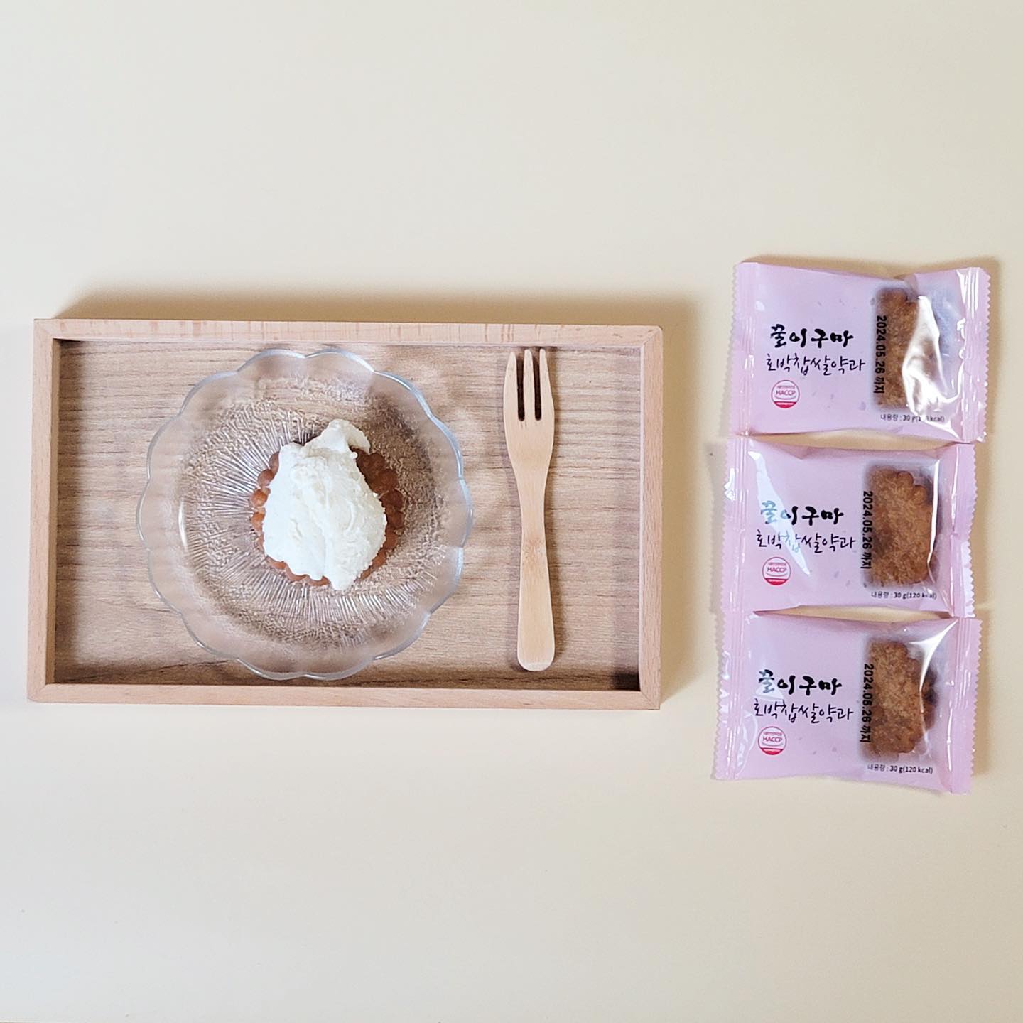 다이어트로 밥은 포기했어도 약과만은 놓지 못한 1인

더구나 꿀맛🍯 호박찹쌀약과를 포기한다면..
이건 유죄예요….😂

📍꿀이구마 호박찹쌀약과
✔️30년 전통의 찹쌀과 호박, 쌀 조청으로 쫀득쫀득
✔️채종유를 사용하여 다른 온도로 두 번 튀겨 바삭한 식감까지
✔️무방부제는 기본, 개별포장으로 깔끔하게

끈적? 아니죠~ 쫀득한 식감은 영상에서 설명 끝😆

여기에 차가운 바닐라 아스크림 한스푼 올려 먹으면👍
아직도 안 먹어봤다….설마요..😮

맛있는 약과 좋아하세요? 한입 까먹고 아스크림 올려 하나 더 먹고 가방에도 얼른 넣어두세요! 
그냥 맛있음 주의🚨는 여기👉🏻 wakeb_official 

#제품제공 #찹쌀약과 #맛있는약과 #약과추천 #꿀약과 #호박약과 #약과선물 #약과선물세트 #사무실간식 #어른간식 #간식추천 #간식거리 #약게팅 #꿀이구마약과 #약과 #꿀이구마