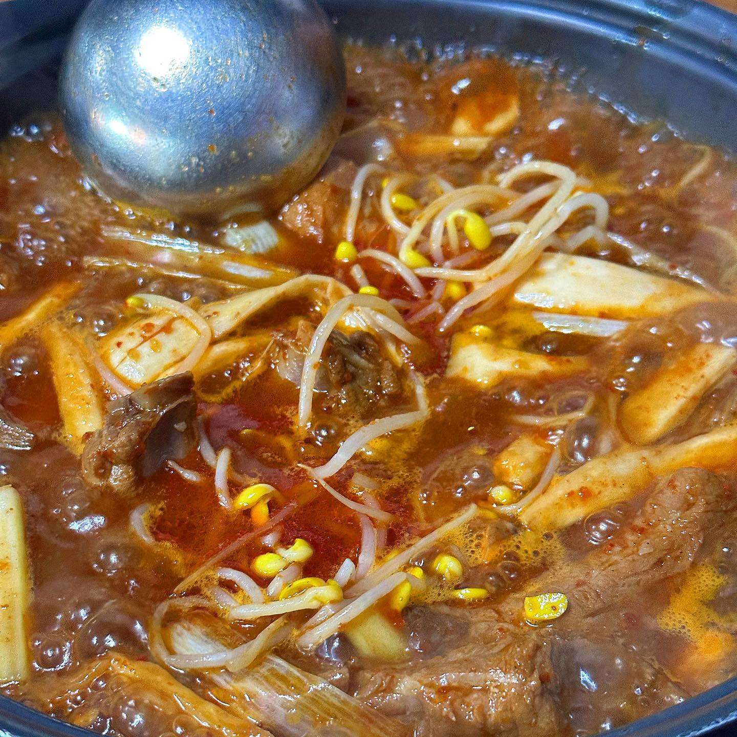🎣
오늘의 미끼🎣
#두꺼비식당본점 

🍎양푼갈비 2인분 (13,000원)

🦴제천 여행갔다가 발견한 찐 맛집…

🦴지금까지 먹은 매운등갈비들중 베스트!!!!! 뼈와 고기가 이렇게 잘발라지는 곳은 처음이여요.. 야드르르르🫠

🦴방문했을땐 곤드레밥이 품절이라 못먹었는데 같이 먹으면 더 맛있다니 참고!!!!

📌 충북 제천시 의림대로20길 21

⏰ 매일 10:30-22:00
라스트오더 21:00