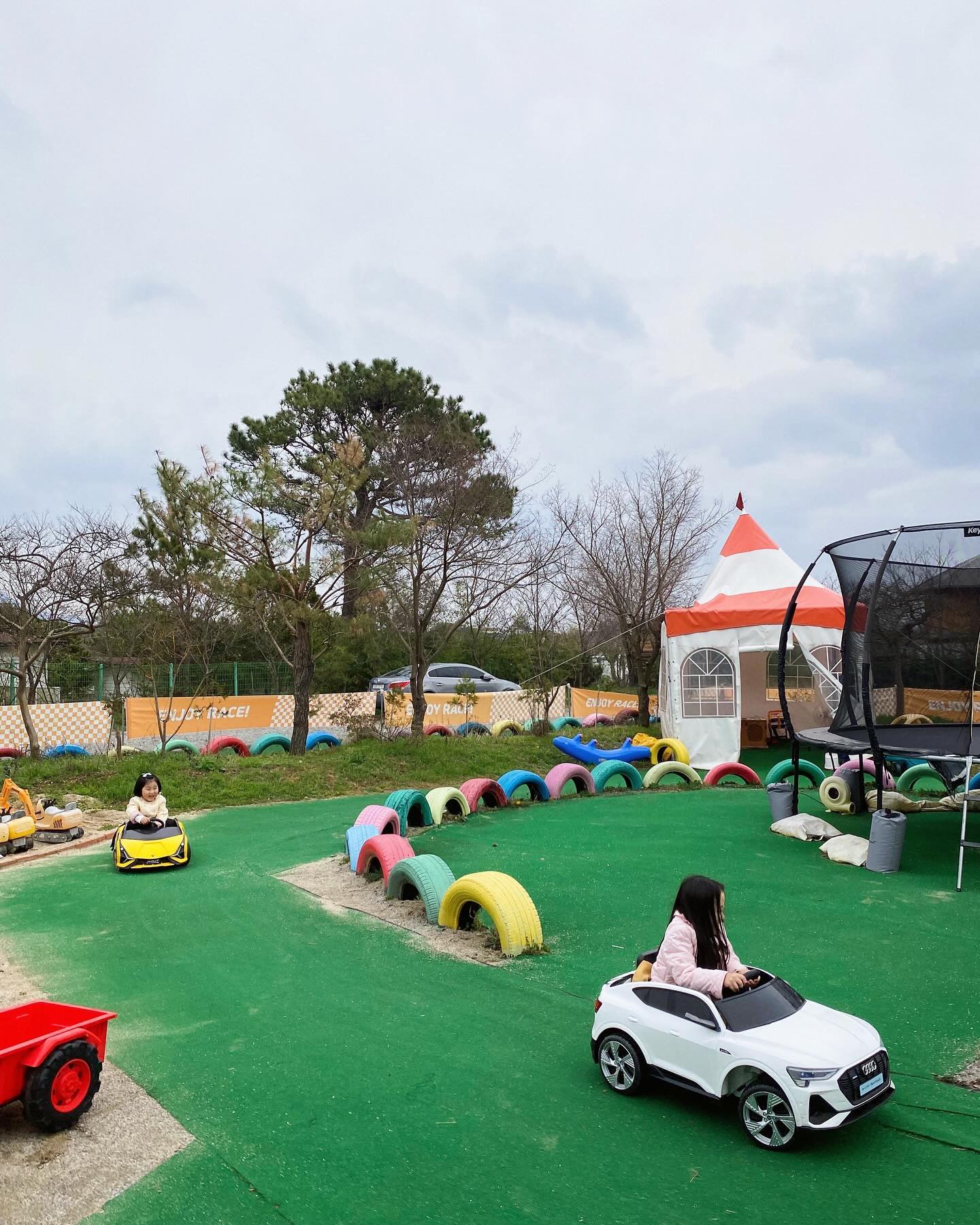 친구들이랑 다 같이 놀러가서 신나게 놀고 꿀잠, 
물놀이도 제치고 자동차만 계속 탔다는건 안비밀 😂

#장성풀빌라 #장성키즈풀빌라 #장성하비스트랜드풀빌라