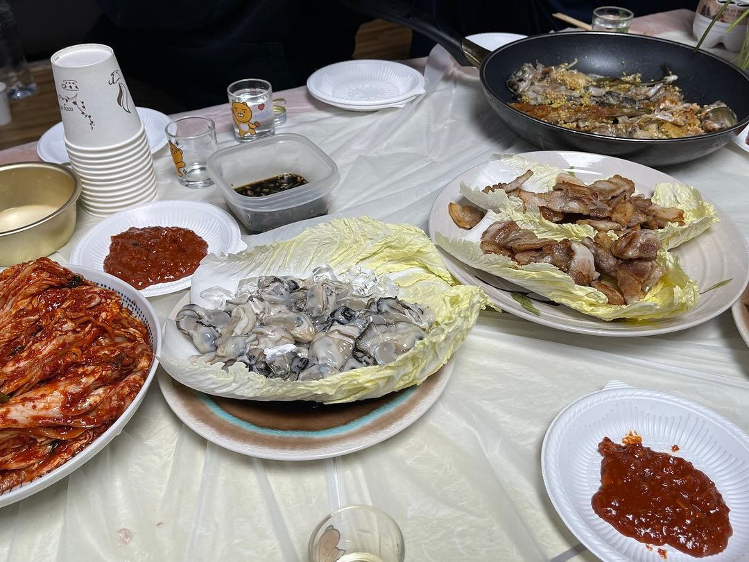 ̶͈̑◡˂̶͈̑

언니네 부모님이 김장하셨다고 놀러오라고해서
거하게 먹어서 배 터지고 웃다가 배터지고 ㅋㅋㅋ
제철 음식 굴 도루묵 대방어 골고루 다 먹었다 😍
