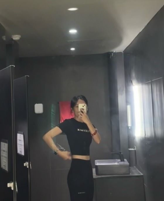 얼마 안 남은 여름 즐기느라 바쁜 요즘🏃‍♀️
오랜만에 운동계정 피드올려용🥹!!!

쌤 : ”오랜만에 운동하니까 아무 부위나 해도 되겠네요?“
나 : “넹.. 그렇지만 하체는 하고싶지 않아요😂” 
양심 팔아먹음ㅎㅎㅎㅎㅋㅎㅋㅎㅋㅎ

그 대신 등 활활 불타올랐어요❤️‍🔥 너무 맛있게 잘 먹음👍👍
괜히 등이 막 커진 것 같아 사진 좀 찍어봤는데 쫌 같잖아 보이고ㅋㅋㅋㅋㅋㅋㅋㅋ너무 웃겨서 메인으로 올려봤습니다^_^

-

요즘 바다 갔다가 서울 왔다가 또 갑자기 강원도 갔다가
서울 다시 와서 그 동안 못 만났던 친구들도 만나고
아주아주 Very busy, but so happy🫰time 을 보냈어요

전부 너무 행복했지만 그 중 제일 행복한 순간은
원유페에서 본 타일라.. 

tyla 미모가 미쳤어요❤️

#오운완 = #오민정운동완료 #등운동

#원유니버스페스티벌 
#기리보이#졸귀#기리보이를사랑하자 
#ArmaniWhite#저세상힙
#Tyla #나여자좋아했네 
#송지호바다#조녜로움
