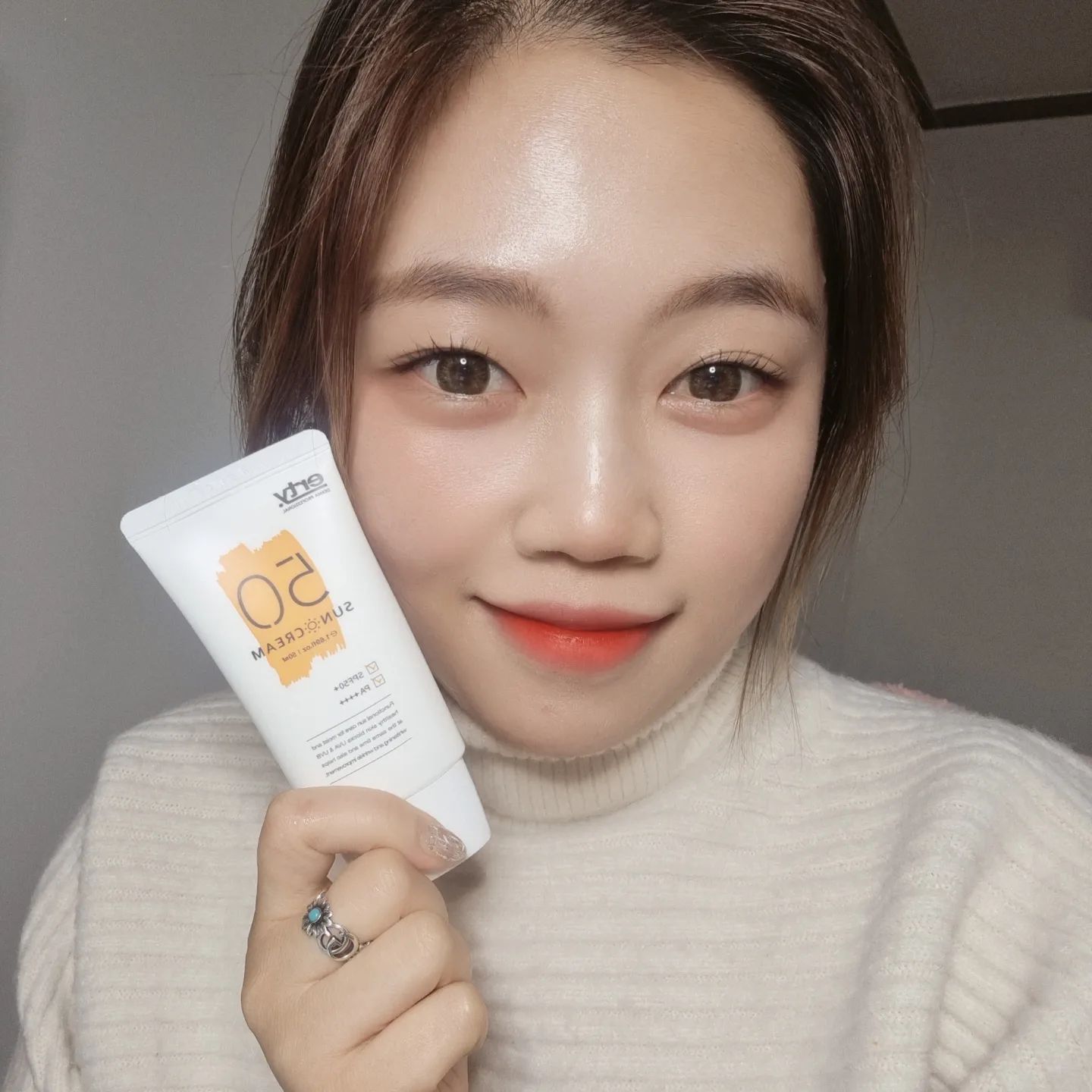 #협찬 

오늘은 썬크림 리뷰를 해볼게요~
에르띠썬크림바르고 메이크업한 사진인데요~~

피부 보호를 위한 혼합자차라서 그런지 들뜸이 하나도 없었어요!

혼합자차가 좋은이유는!! 
백탁없고 화장안밀려서 제일 무난하게 쓸수있어용ㅎㅎ

글구 자외선 차단은 물론 좋아야죠!

UVA, UVB 완벽 차단으로 12시간 지속가능하다고 하네용ㅎㅎ
데일리템으로 합격~
은근 썬크림 까다로운데 성분착해서 좋아용😄😃

가격은 48000원으로 조금 쎈듯😅😂
링크 >> https://bit.ly/49o5gW7

#에르띠 #에르띠선크림 #erty #ertysuncream #ertykorea
