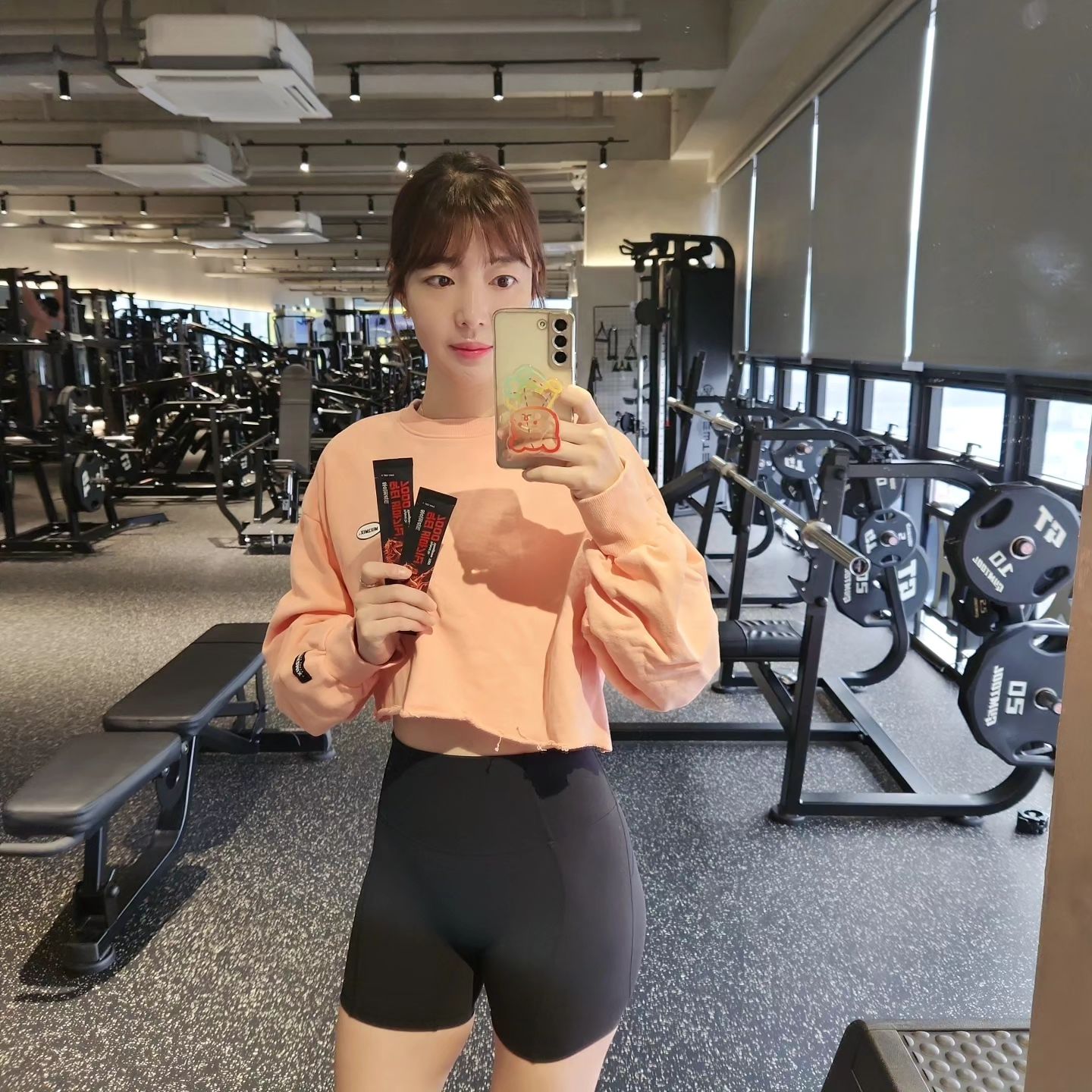 #르미_운동 

겨울되니까 추워서 아침에일어나기😴 너모힘드러여
그래도 이불박차고 나가 오늘은 힙운동했어요🏋
운동하기전에 닥터비마기닌🔥먹고 시작했는데요
잠도 확깨고 땀도많이나더라구요! 으쌰으쌰🔥 운동도잘되는것같구요
제일좋았던건 가루로된건 먹기번거로운데
원액으로되어있어 그냥 쭉~짜먹었네요
벌써 금요일이구~연휴시작이네요
연휴에 운동은 갈지안갈지 모르겠어요ㅎ
연휴동안 올해잘한일, 잘못한일도 되뇌어보고
새로운 계획도 세워봐야겠네요
2023년 한해동안 응원많이 해주셔서 감사했어요🙏
행복한 연휴보내고 내년에 만나요❤️

💓비마기닌💓

✔️의사,약사,한의사가만든 초고함량 아르기닌
✔️70000mg 국내산 아르기닌+제주산 말태반+제주산 레드비트 트리플시너지 배합인 제품
✔️1일1포 원액으로드시거나 물에타서 섭취
✔️개별포장 휴대간편
✔️흡수율이낮아 반드시 섭취해야하는 필수 아미노산

아르기닌 dr_stem1