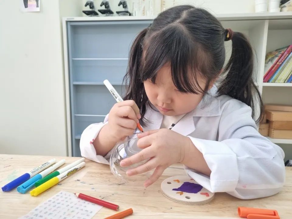 내가더 신기했던 움직이는 전동로봇.....
사진찍을새도없이 우리집에서
신나게 돌다 운명하셨다.....ㅋㅋㅋㅋㅋㅋㅋㅋ
조각모양을끼우는데로 그림을그려줘서 신기루방기루ㅋㅋ

선생님이 써주시는 키즈노트 보는재미가 쏠쏠하네ㅋㅋㅋ

어떤 로봇을 갖고 싶어 하는 말에 놀아주는 로봇이요~ 라고 하던 지안이~
놀아도 놀아도 더 놀고싶은 나이지ㅎㅎ

음식점에서 서빙해주는 로봇을 본 적 있다던 지안이는
 그 로봇이 좋아서 가지고 싶다고 하였답니다😄
예쁜 영어이름 Aurora까지 꾸며주고 지안이의 창의력이 듬뿍담긴  귀여운 지안이 로봇이 완성 되었답니다~

studiom.5th
#향동학원 #향동머든공작소 #향동지구
#향동 #상암학원#상상나라 #꿈을키워주는학원 #노는학원 #문해력학원 #놀러가는곳