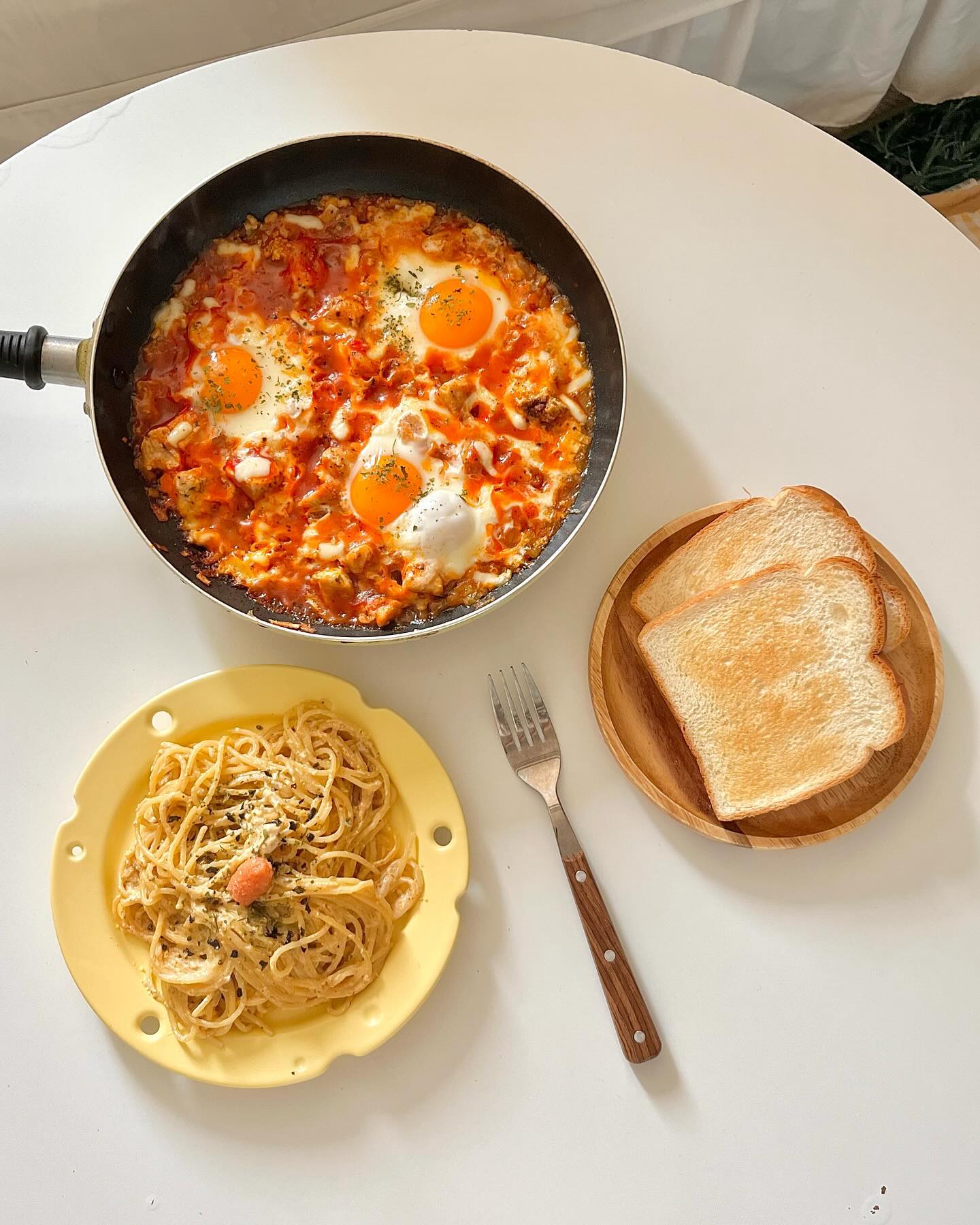 🍽오늘의 메뉴🍽 --> 에그인헬&명란크림파스타
.
.
👩‍🍳💬 여러분~! 저만 파스타 밖에서 사먹기 아까운 지경에 이르렀나요? 하도 집에서 파스타를 만들어먹다보니 이젠 뭐랄까 외식음식에서 파스타는 제외대상이랄까요•• 우유, 체다치즈, 통후추갈갈, 마늘, 명란넣고 한번에 끓여주면 원팬파스타 완성(진짜 너무 쉬움 걍 파스타달인 되어버렸고요 거진 이제는 파스타=패스트푸드 같은 느낌입니다) 에그인헬은 닭가슴살 잔뜩 넣고 팔팔 끓여 만들었는데 생각보다 너어무 양이 많아서(양조절 실패장인)남겨버린•• 그래도 맛있었다!🥹
.
.
#먹팔 #먹팔맞팔 #다이어트식단 #다이어트레시피 #다이어트식단공유 #다이어트 #요리계정맞팔 #요리스타그램 #요리레시피 #요리그램 #자취요리 #자취요리레시피 #자취요리그램 #자취요리스타그램 #집밥일기 #집밥 #집밥그램 #집밥요리 #요리맞팔 #먹팔해요 #먹팔환영 #먹팔소통 #먹팔하면맞팔 #훔쿡 #홈카페 #홈스토랑 #홈브런치 #집밥레시피 #집밥메뉴