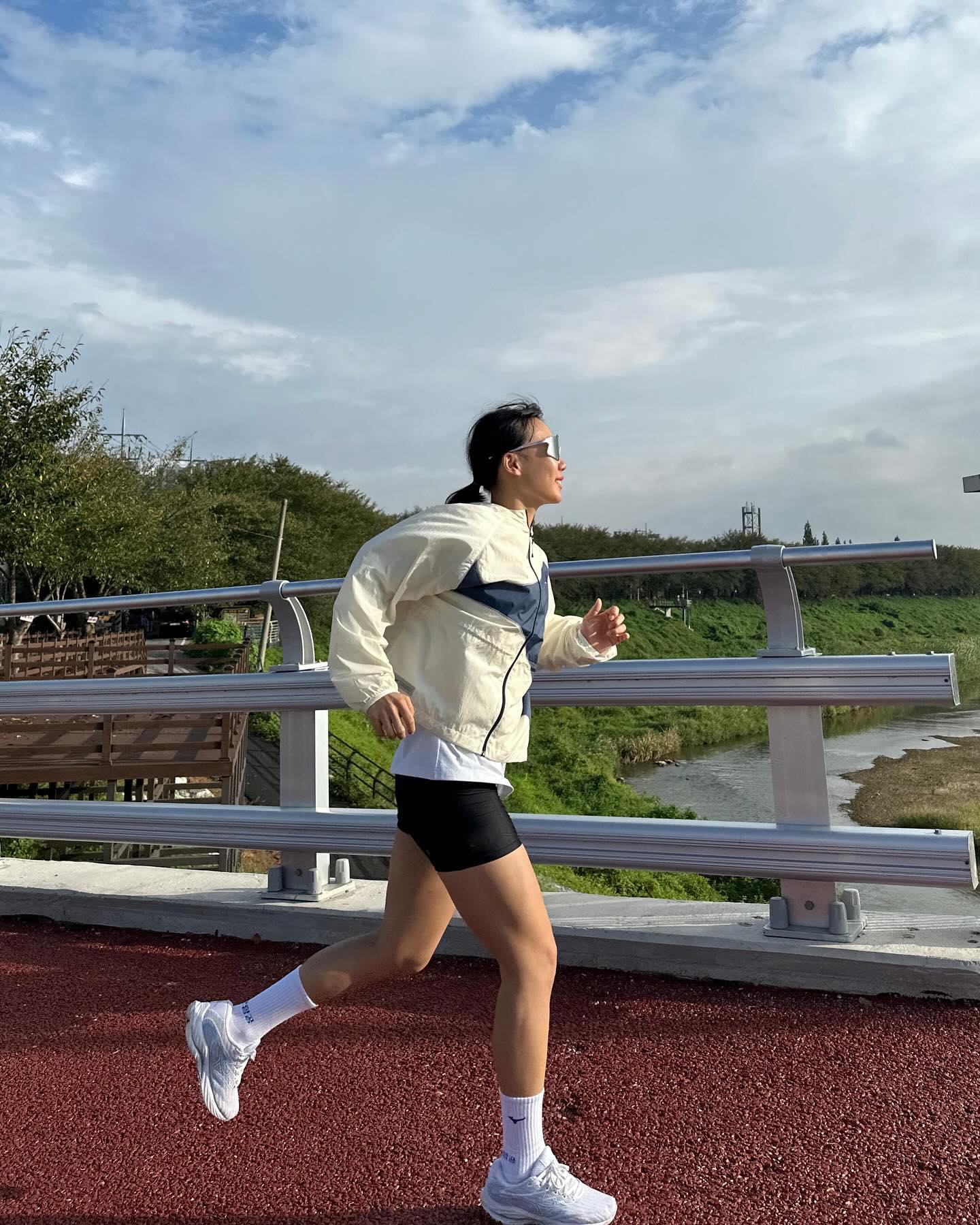 #협찬 
Brightest When it’s darkest, City Run with MIZUNO
도시의 밤을 밝힐 미즈노 러닝 어페럴
-
낯에 입어도 예쁜 바람막이🍃
러닝할때 입어도 일상에서 입어도 찰떡~ Slate🎬
덕분에 가을 겨울 걱정 끝!!

💙 mizunokr 

#미즈노 #미즈노러닝 #미즈노러닝어패럴 #미즈노런닝화 #미즈노바람막이 #미즈노 #윈드브레이커