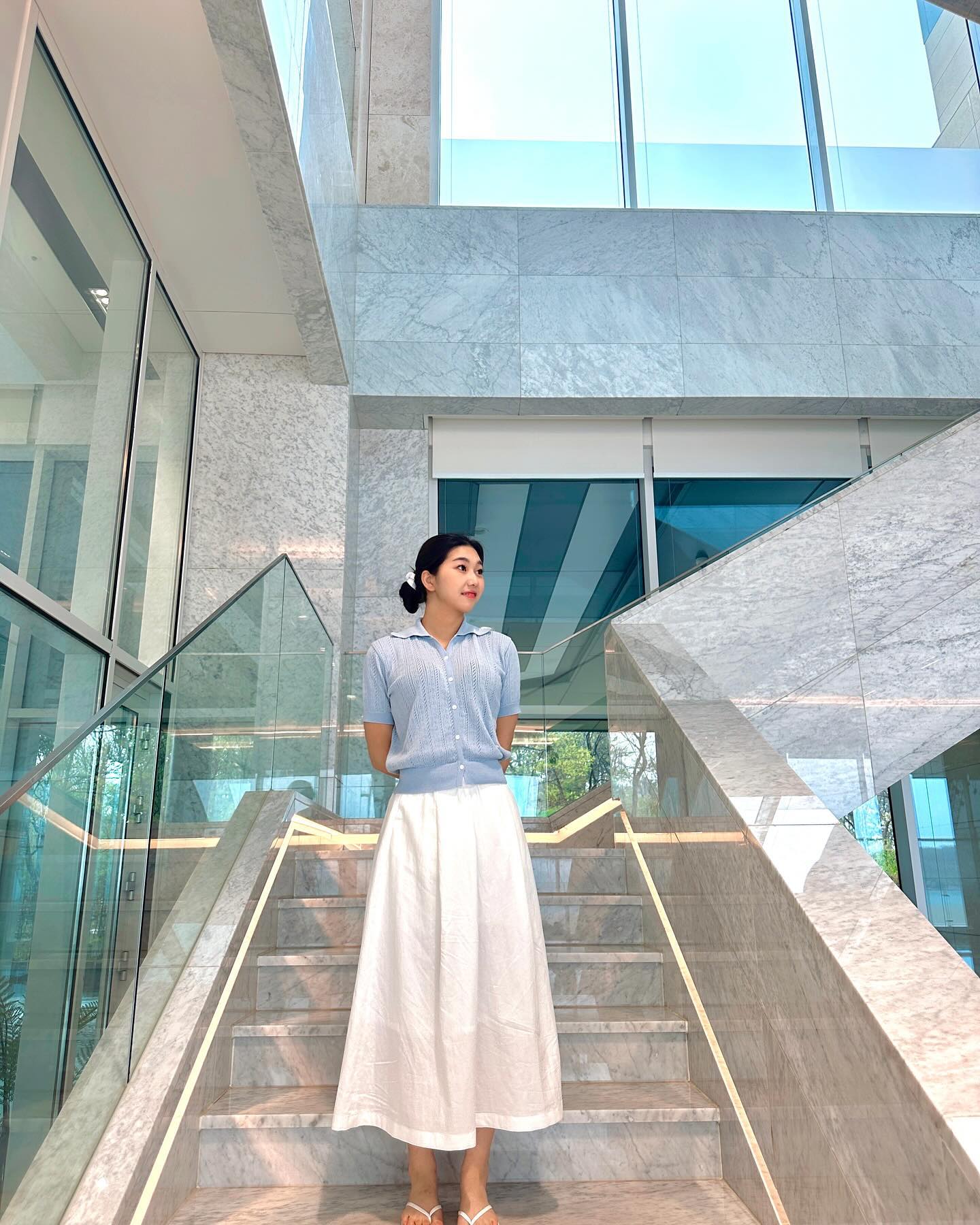 다가오는 여름 준비엔 포카리서웨트룩 🫧

은또강 어김없이 바다가니까 신나게 꼬까옷입고 출동했는데 .. 컨디션 난조와함께 찾아온 날요괴 .. 이게 진짜일리없서 ... 🙂‍↔️ ,, 날은 흐렸지만 그래도 밝은 컬러감의 옷 덕분에 기분은 너무 조아따 이말 다음에 날 좋은날 또 입구 모래사장 맨발루 뛰다녀야지 🪽

🎁 #gift : verbom.kr 
-collar scassi knit cardigan blue
-cotton flare maxi long skirt ivory