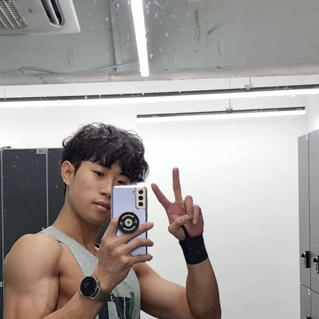 봉관 on Instagram: "#협찬 #손목보호대 오늘은 손목 보호대착용하고 하체 +어깨 운동완료🔥🔥 전에 손목 한번 부상당해서  운동할때 헬스용 손목보호대착용하고끝나면 안차는데 이제 일상생