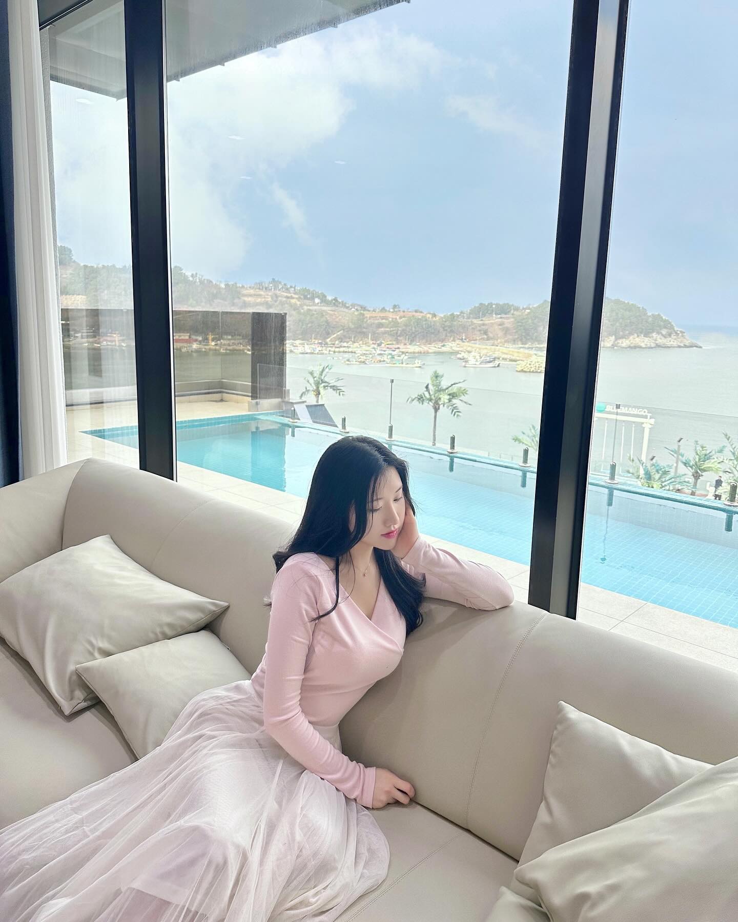 비오는날 중 이날이 맑음이렸다🤍🫶🏻
날씨요정 여수 들렸다 왔어요!☺️
이번에 남자친구와함께 블루망고풀빌라는 다녀왔는데 너무 편안하게 쉬고와서 소개해드리려 달려왔습니다🥺
제가 묵은 숙소는 민트동 301호! 펜트하우스 풀빌라에 다녀왔는데요! 실내에서 즐길수 있는 스파존이랑 개인수영장 그리고 프라이빗 야외수영장까지 원 없이 수영하다 왔습니다..🫶🏻♥️(물개 되버렷 🦭)
아직 날씨가 쌀쌀해서 수영장을 들어갈수 있을지 걱정했는데 뜨끈한 실내 실와 모두 온수풀이라 따뜬한 수영가능🫶🏻🫶🏻🥺 오션뷰바라보면서 수영이라니 너무 행복하더라구요🌊
수영끝난후에는 노곤노곤해진 몸으로 둘만을 위한 미니 영화관에서 짱구는 못말려 보고왔어요 ㅎㅋㅋㅋ(남자친구 애니덕후.. 귀칼이랑 주술회전 좋아하는사람들 모여😗)아직 겨울 여행 고민하시는분들 여수 블루망고 풀빌라에서 힐링하고 오세요🫶🏻🤍
Blue Mango Pool Villa & Resort
#블루망고풀빌라
📍 전남 여수시 돌산읍 계동해안길 90
✔️복층형 풀빌라 (1층 / 2층 침대1개씩)
✔️프라이빗 야외 수영장 /프라이빗 바비큐 존 /실내 스파/ 온수풀/ 프라이빗 영화관
✔️ 렌트카 패키지 및 겨울스파패키지 진행중 ing~
-
-
-
#국내숙소 #국내풀빌라 #국내여행코스 #국내숙소추천 #국내가볼만한곳 #국내여행스타그램 #국내여행추천 #풀빌라펜션 #여수여행 #여수가볼만한곳 #여수펜션 #여수풀빌라추천 #여수핫플 #여수풀빌라 #여수숙소 #여수데이트 #데이트 #데이트코스