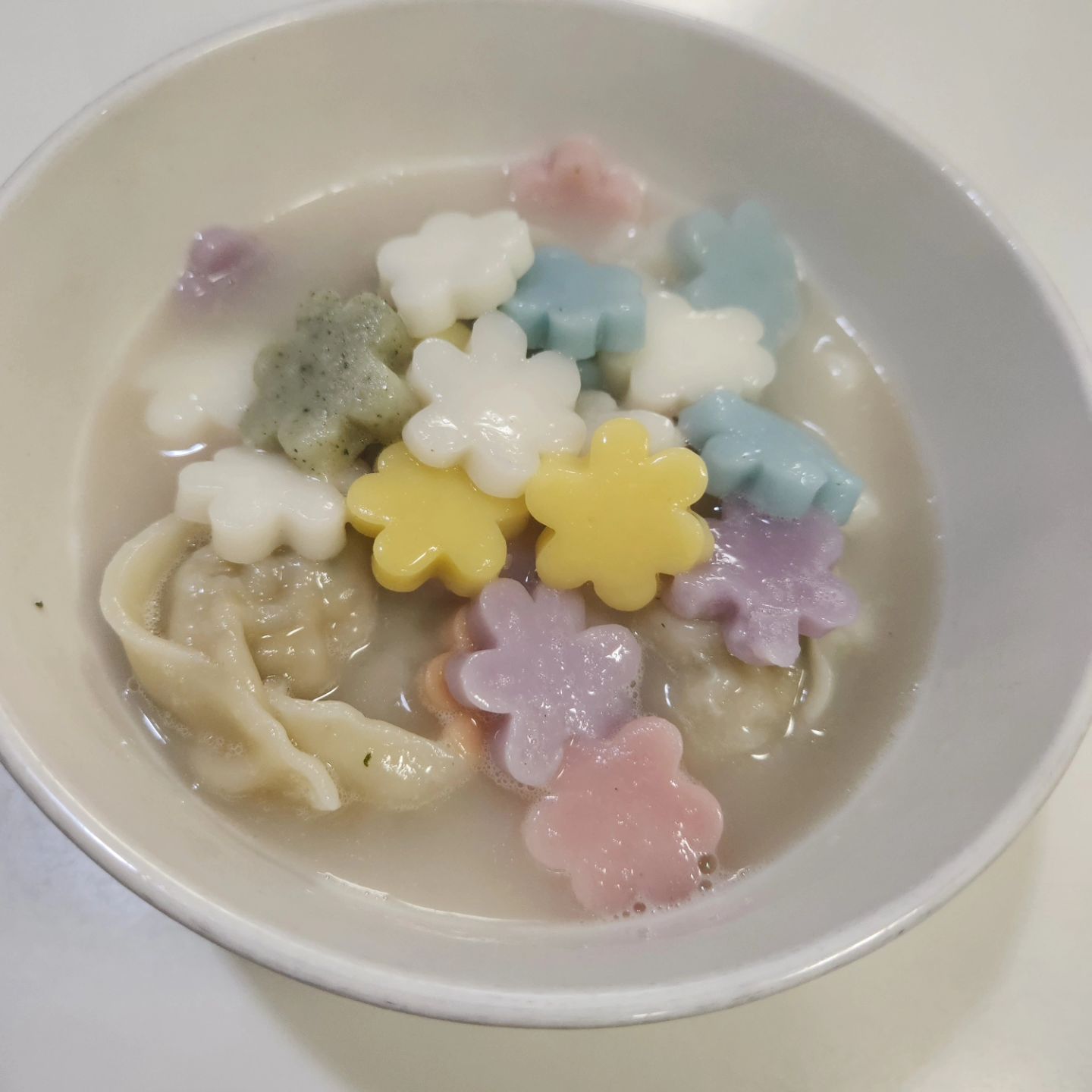 2024 새해 아침 떡국
새해 복🧧많이~~~
아이들이 좋아했던 꽃떡국 
보기 좋은떡이 먹기도 좋다 😋
떡국먹고 한살 더 먹고 😂
올해도 건강하자
.
.
#새해 #떡국
#꽃떡국
#별떡국
#떡국
#떡국떡