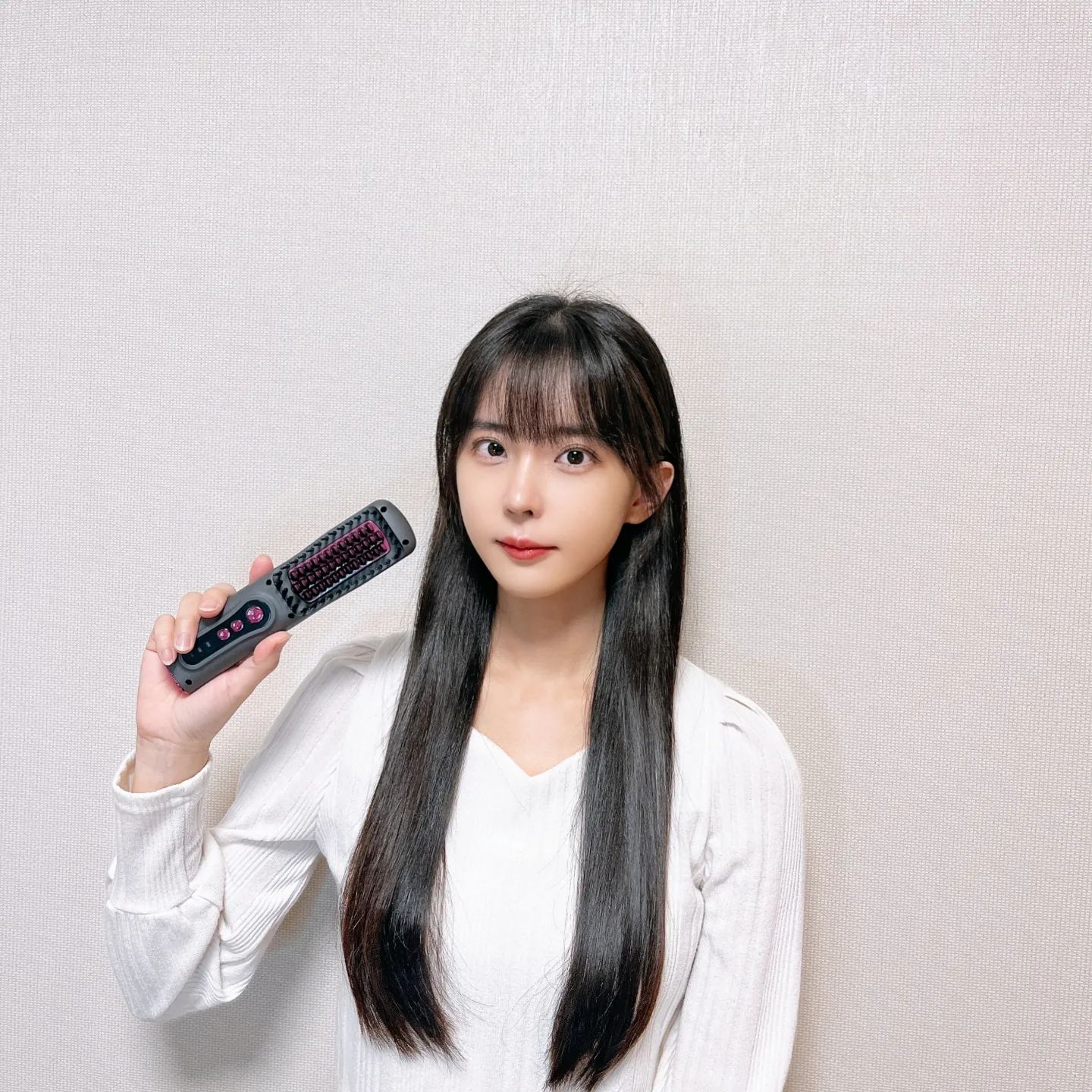 #협찬
빗처럼 생긴 혼바디 퍼플랩 음이온 빗고데기!

쓱쓱 빗어만 주면 머릿결이 매끈하게 정리되고
C컬, S컬, 뿌리볼륨까지!
저처럼 손재주 없는 곰손도 손쉽게 사용할 수 있어요~😆

고농도 음이온이 방출되어서 모발 손상을 최소화하고
머리 끝 갈라짐과 정전기도 방지해준다고 해요~

C타입 충전이라 편하고
작고 가벼워서 가지고 다니기도 좋아요!
촬영장에 들고 다니면서 셀프 세팅하기 딱이더라구요💕

honbodyofficia1

#혼바디 #퍼플랩음이온빗고데기
#혼바디퍼플랩음이온빗고데기 #빗고데기추천
#무선고데기 #매직세팅 #스트레이트 #c컬 #컬링 #뿌리볼륨 #다운펌 #아이고데기 #1분스타일링 #스타일링 #간편고데기 #휴대용고데기