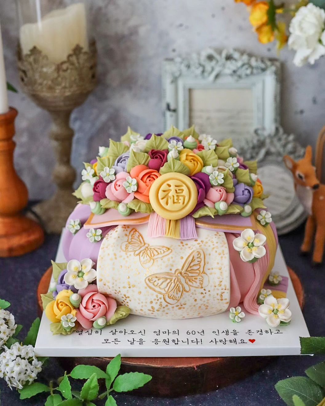 😍 .
케이크정보👉 2호 꽃보자기케이크 .

어머님 환갑케이크로 준비하신 
2호 사이즈 꽃보자기케이크 나비포인트 디자인 .

핑크와 보라의 조합은 언제나 사랑이쥬 💕 .

기쁜날 찾아주셔서 감사합니다 🫶 .

.
.
.

🚫디자인 도용을 금지합니다 🚫 

⠀
✅ 주문및 클래스 문의는
카카오플러스친구 👉 댕스플라워케이크
<인스타프로필 바로가기 클릭 😍 >
⠀
디엠❌ 덧글❌ 전화❌
⠀
📍 댕스플라워케이크는 떡공방 입니다.
⠀
고급품종쌀을 직접 공방에서 방아하여 사용합니다.
⠀
1인공방으로 
하루 제작수량이 정해져 있어
100% 예약제 이며 , 
필요하신 날짜가 결정되시면 
빠른 예약을 권해드립니다.
⠀ 

⠀⠀⠀
✔주문제작및 
 원데이클래스 / 취미반 /심화반 /창업반 상시모집 .
⠀
⠀
⠀
⠀
#인천앙금플라워케이크 
#인천떡케이크 
#인천앙금플라워클래스 
#인천보자기케이크
#동인천떡케이크 #신포동떡케이크
#인천생신케이크