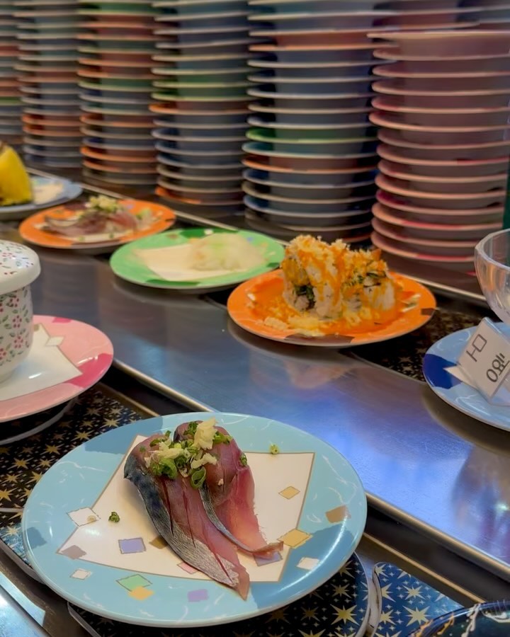 #협찬 🍣
20년 경력의 셰프가 모여 만든 제주 회전 초밥 #으랏차차스시부 

제주한라대학교 맞은편에 위치해 있고 공항에서는 15분 거리❕
제주 시내에서 맛볼 수 있는 50여 가지의 초밥과 롤🍣

가격은 착하게 1900원, 2500원 균일가로 이루어져 있고
참치뱃살, 우니, 연어알 등등 프리미엄 스시는 3800원 ❕

으랏차라스시부에서 ‘참치는 참다랑어’를 사용하고 있어요
그래서 3800원에 참다랑어 뱃살을 드실 수 있다는 점✔️✔️

프리미엄 초밥과 레일에 없는 초밥들은 직원분께 말씀드리면
바로 만들어 주시고 닭꼬치, 튀김류, 구이류 또한  직원분께 
말씀해 주시면 따듯하게 데워드려요♨️

먹다가 필요한 거 있거나 부족한 거 수시로 확인해 주시고
바로 챙겨주셔서 편하고 기분 좋게 식사를 즐길 수 있더라구요😀

매장이 넓고 작년 11월에 오픈해서 쾌적하고 깔끔 그 자체❕
제주에서 으랏차라스시부에서만 맛볼 수 있는 시그니처 초밥들
착한 가격으로 즐겨보세요👏👏

주소: 제주 제주시 한라대학로 33 1층 으랏차차스시부 💪💪

#디로스_제주 #디로스

#제주맛집 #제주스시 #노형동스시 #노형동맛집 #한라대맛집
