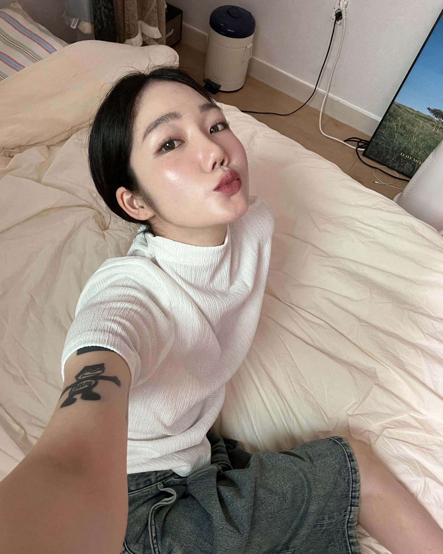 #광고 
가을이라고 무조건 어두운 톤 다운 메이크업 요즘 누가 해?
올라운드 아이 팔레트와 멜팅 매트 립으로 메이크업 해봤는데 어떤가요
난 너무 맘에 들어 😚
쿨톤이라 무드있는 컬러들 너무 써보고 싶은데도 칙칙해 보여서 잘 안 쓰게 됐는데 딱 이쁘게 가을무드 메컵 할 수 있답니다
립은 이제껏 써봤던 매트 립 중 발림성 쫀쫀함? 이런게 좀 대박이다 라는 것.. 립으로 치크까지 해주었어요 전 립이랑 같은 컬러로 올리는게 너무 좋거든요 현재 올리브영 팝업중이니 직접 사용해보시고 두 제품으로 발랄한데 무드있게 메이크업 해보자구요 💗

#hince #올라운드팔레트 #데일리음영 #힌스아이팔레트 #슬림스틱멜팅매트 #멜팅매트립 #올리브영세일 #섀도우추천 #립추천 #매트립추천