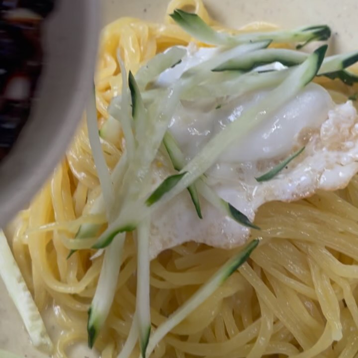 #덕천동맛집 #금화루 
 간짜장으로 유명하대서 집앞이기도 해서 방문했어요
3-4시 쯤 가니 조용하고 바로 먹을수 있더라구요 ㅎㅎ
딱 옛날 짜장면집 추억 돋고 좋네요 :)
간짜장의 근본 계란후라이에 오이 까지 완벽 그잡채
깔끔하고 양도 많지도 적지도 적당해서 다 먹어버렸네요 ~
덕천중식은 여기로 정착 🫡

#부산맛집 #부산간짜장 #부산노포맛집 #노포식당 #간짜장맛집 #덕천맛집추천 #덕천가볼만한곳 #부산데이트 #맛집탐방