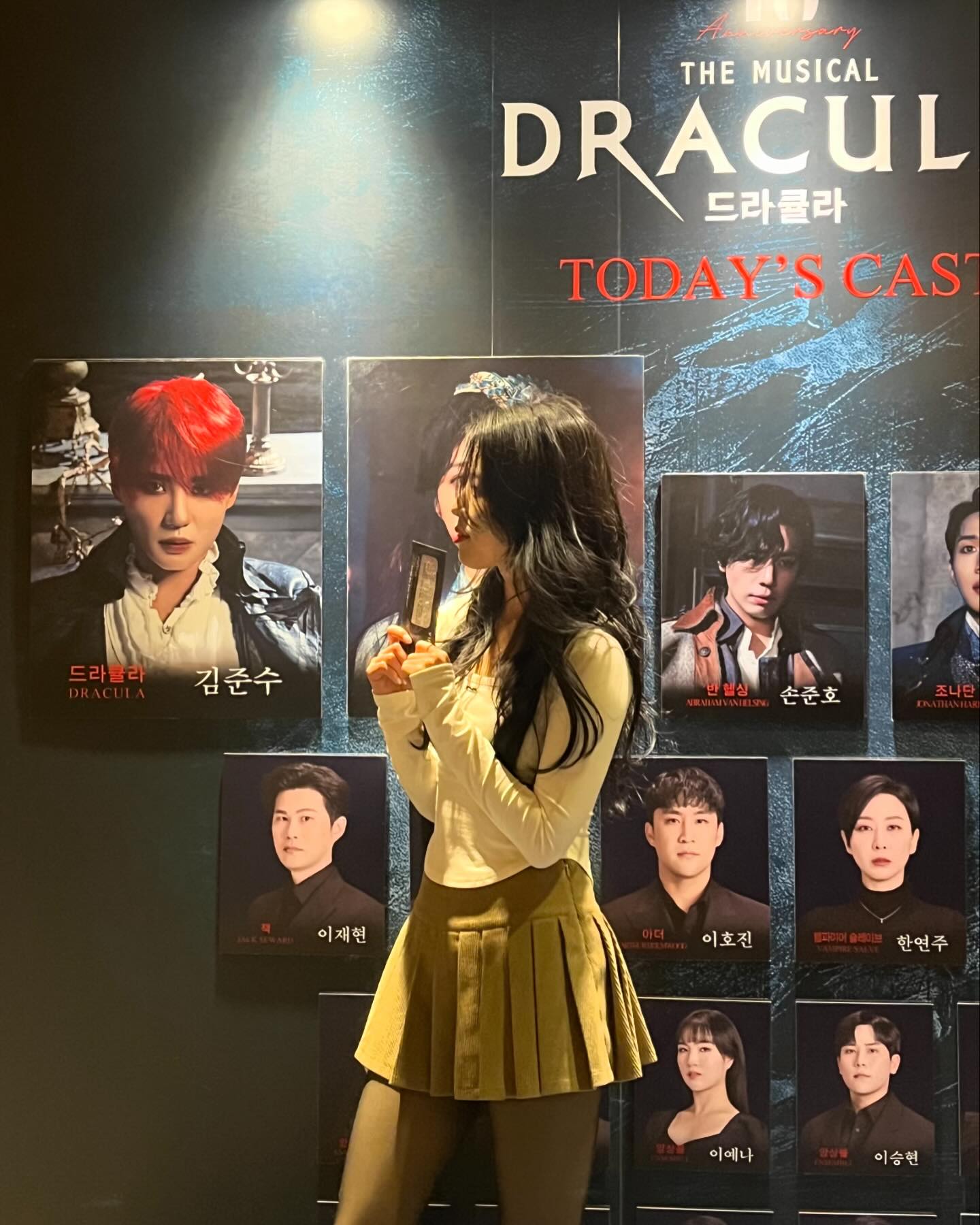 드라큘라 그대. 그냥 나를 가져❤️‍🔥

마지막 빨머 샤큘을 볼수 있게 되어서 너무 좋고
넘버별로 다 기억하고 싶을정도로 장면 하나하나 너무 인상깊었던
인생 뮤지컬🫶🏻

커튼콜에서의 샤큘은 너무 내가아는 아이돌 샤여서 귀여웠지🥹
중간중간 애드립이랑 볼거리도 많아 즐거웠던…❤️