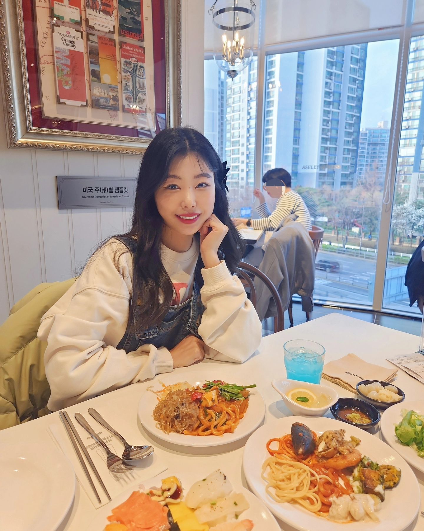 #협찬 #애슐리 #애슐리퀸즈 #애슐리퀸즈가락몰점 ❣️❣️

애슐리퀸즈 가락몰점이 3월 28일에
🎈GRAND OPEN🎈을 했는데요//
와~ 이런게 바로 그랜드오픈이죠~~
탁 트인 통창에 넓은 깨끗한 공간에 애슐리퀸즈만의
미국갬성 인테리어가 제대로 묻어나 있더라구요
그리고 요리존이 엄청 넓어서 음식 구성,
가짓수가 역대 최고였답니다!!

오랜만에 대중교통 이용해서 갔는데 가락시장역 도보 2분
만에 도착하니까 너무 편하더라구요?
좌석들도 넓고 테이블간의 공간도 여유로워서 가족들이
단체와 와서 먹어도 참 좋겠다 싶었어요!
일단 전 연인과 왔더니 데이트하는 느낌 들었깅💗

지금 애슐리퀸즈 가락몰점에서 선출시한 ❝월드 푸드 페스타❞
진행중이라서 더욱 요리들 구성이 좋았던듯 한데 
나라별 유명 음식들을 가락몰점에서 먼저 ⚝ 만나보세요!
대충 흉내만 낸 월드 푸드 아니구요~ 꼭 먹어봐야할
맛있는 메뉴들이 많으니 이 점 꼭 꼭 참고하기요ꔛꔛ

⠀⠀
▫️위치: 서울 송파구 양재대로 932 (가락동, 가락동 농수산물도매시장) 가락몰 1관 3층
▫️영업시간: 오전11시 ~ 오후9시
⠀⠀
⠀⠀⠀
#송파맛집 #문정맛집 #잠실맛집 #가락몰맛집 #가락시장맛집 #장지역맛집 #석촌역맛집